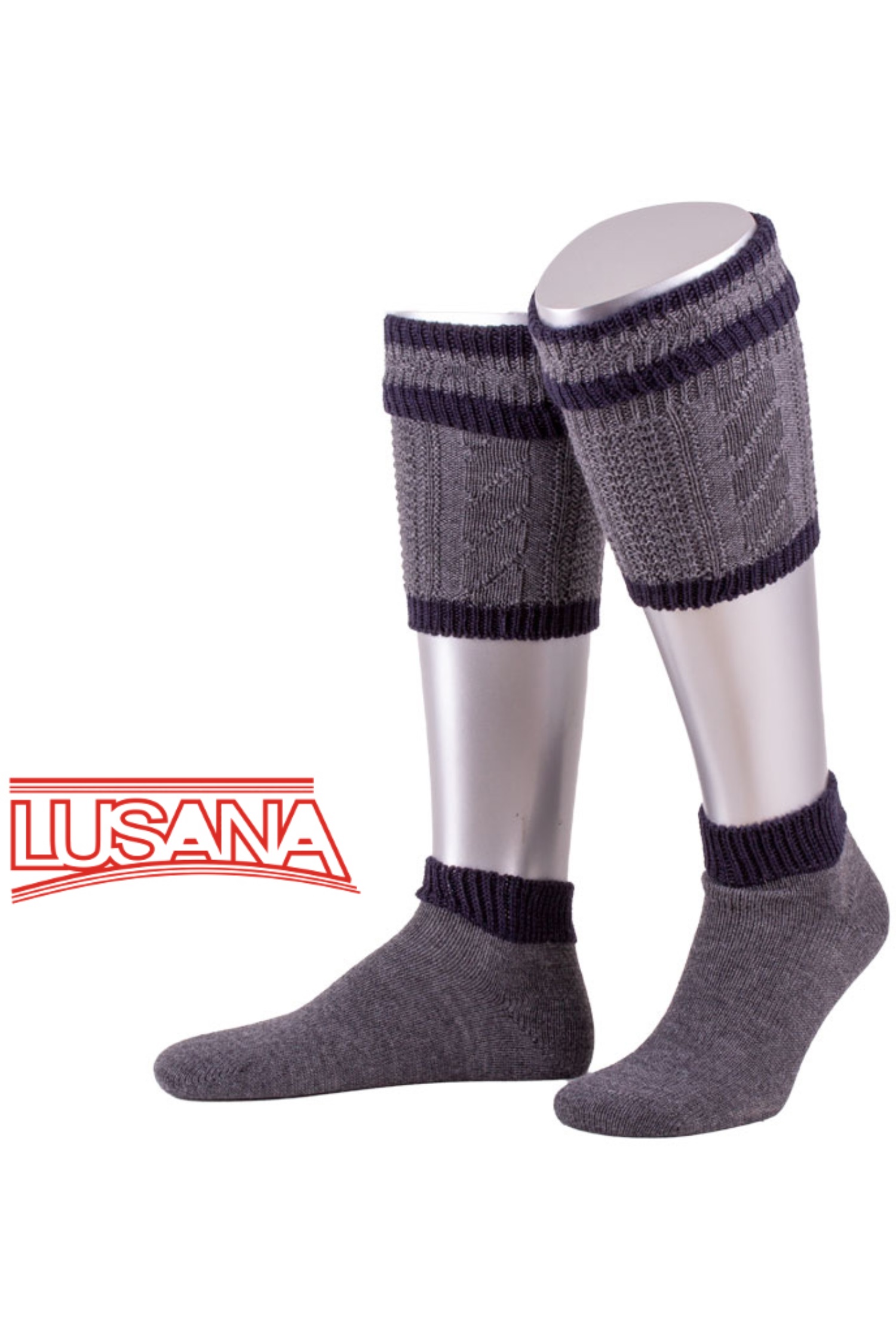 Lusana Loferl in Grau mit Dunkelblauen Applikationen