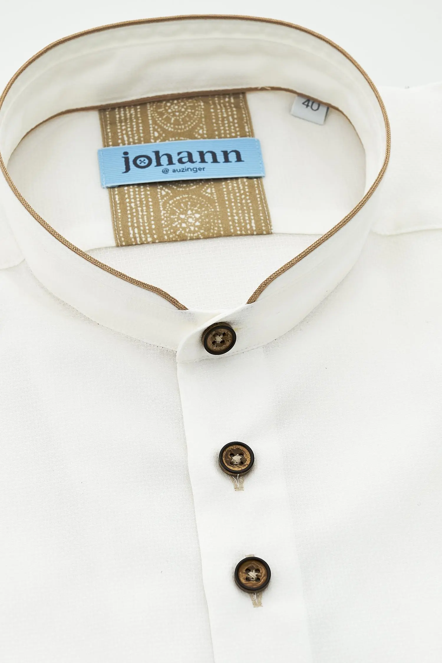 Hemd von Johann und Anna in Weiß mit Beigen Applikationen
