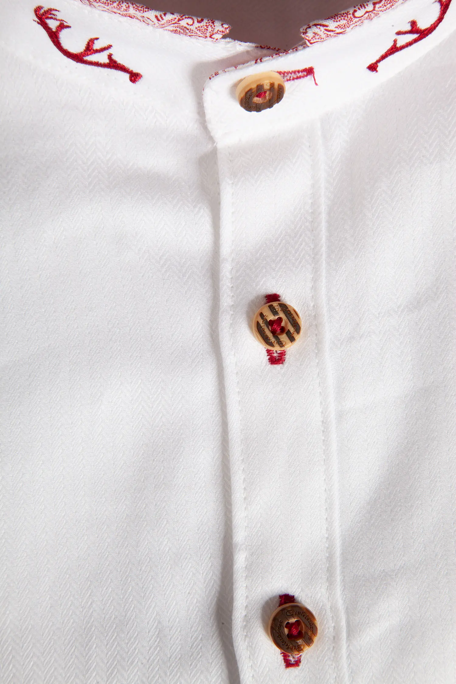 1506-0026-RT523-05-c6887c Trachtenhemd in weiß mit roten Details - Detail Knöpfe