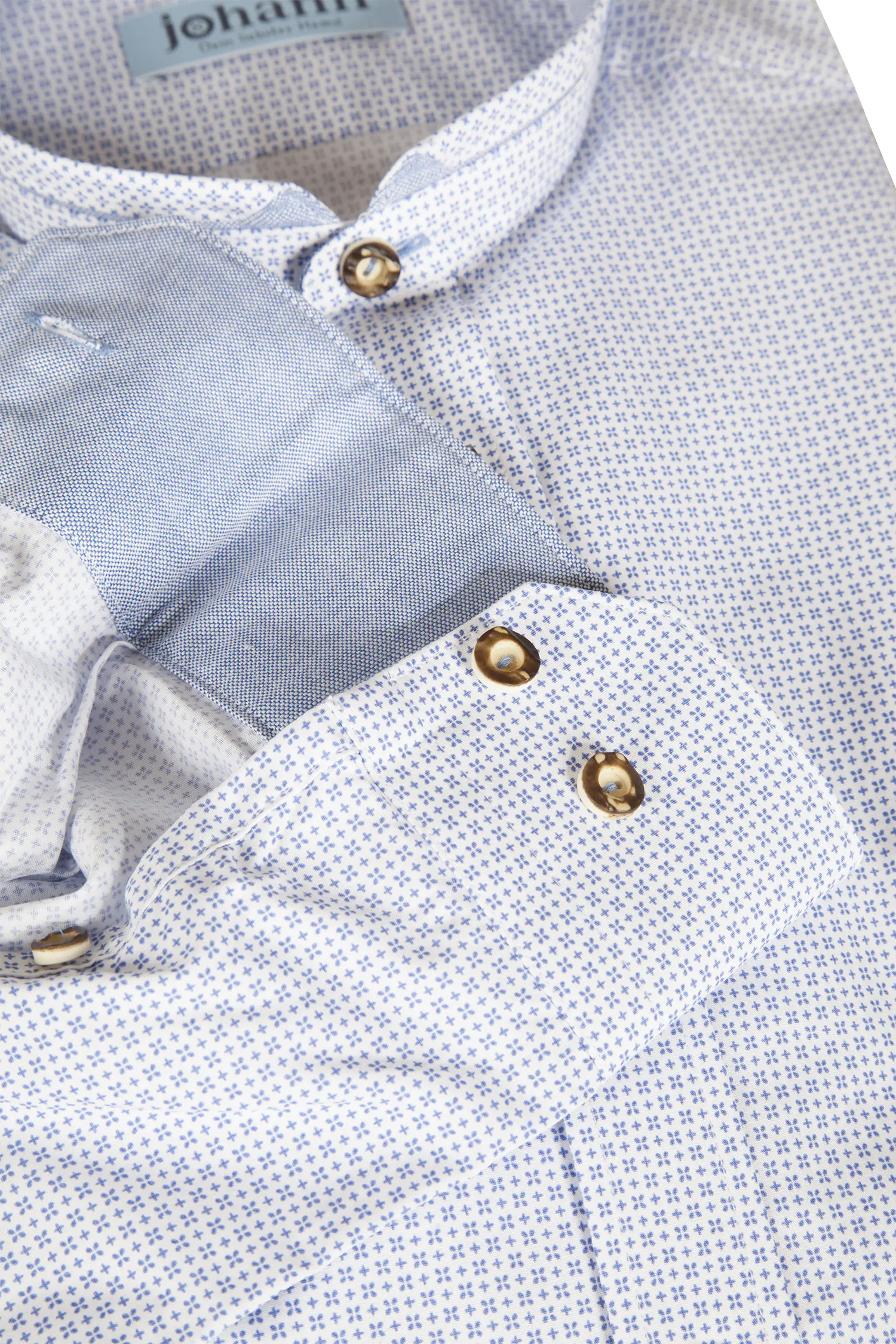 Trachtenhemd in weiß mit Muster in blau - Detail Ärmel