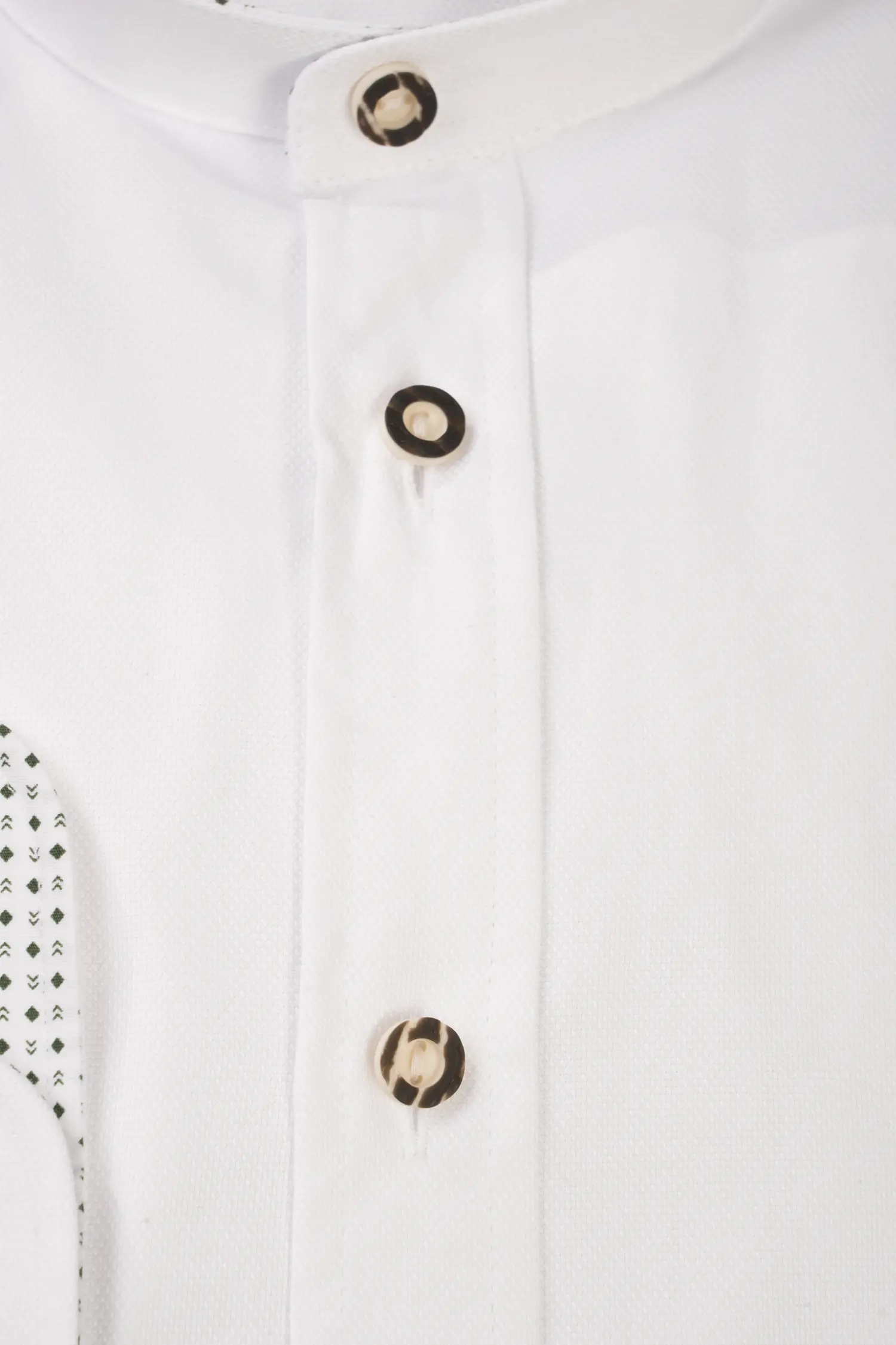1504-0016-gn5-23-08-1801974 Trachtenhemd Müller mit grünen Akzenten - Detail Knöpfe