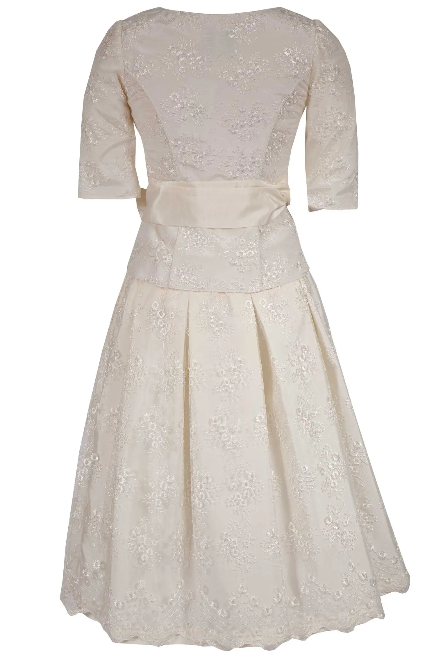 hochzeitsdirndl-creme-rock-mieder-3098-0151-be3-18-09c-0066-d Hochzeitskleid als Trachtenkleid in creme 2-teilig hinten