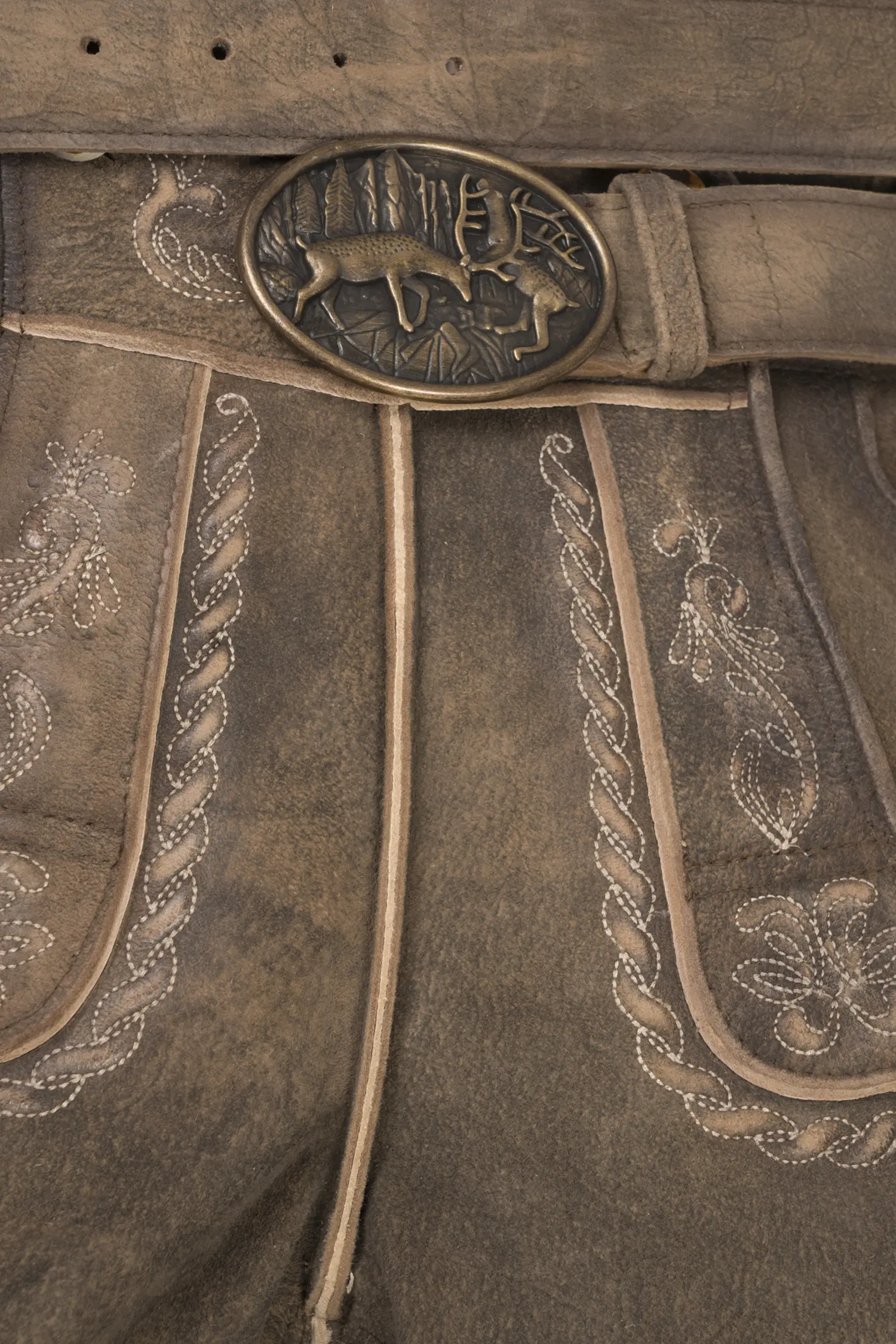 Lederhose Oskar in Braun Detail Latz