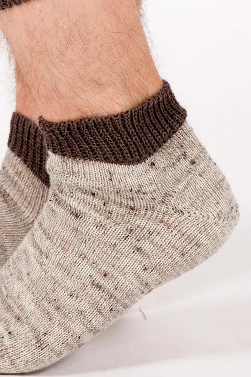 Trachten Loferl für Herren in natur melange und braun Detail