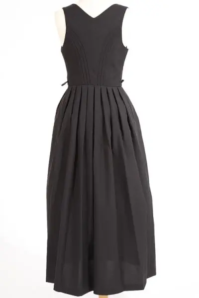 3046-1217-sw5-08_600x600 Langes Dirndl Amber schwarz mit Kettenschnürung - Rückansicht