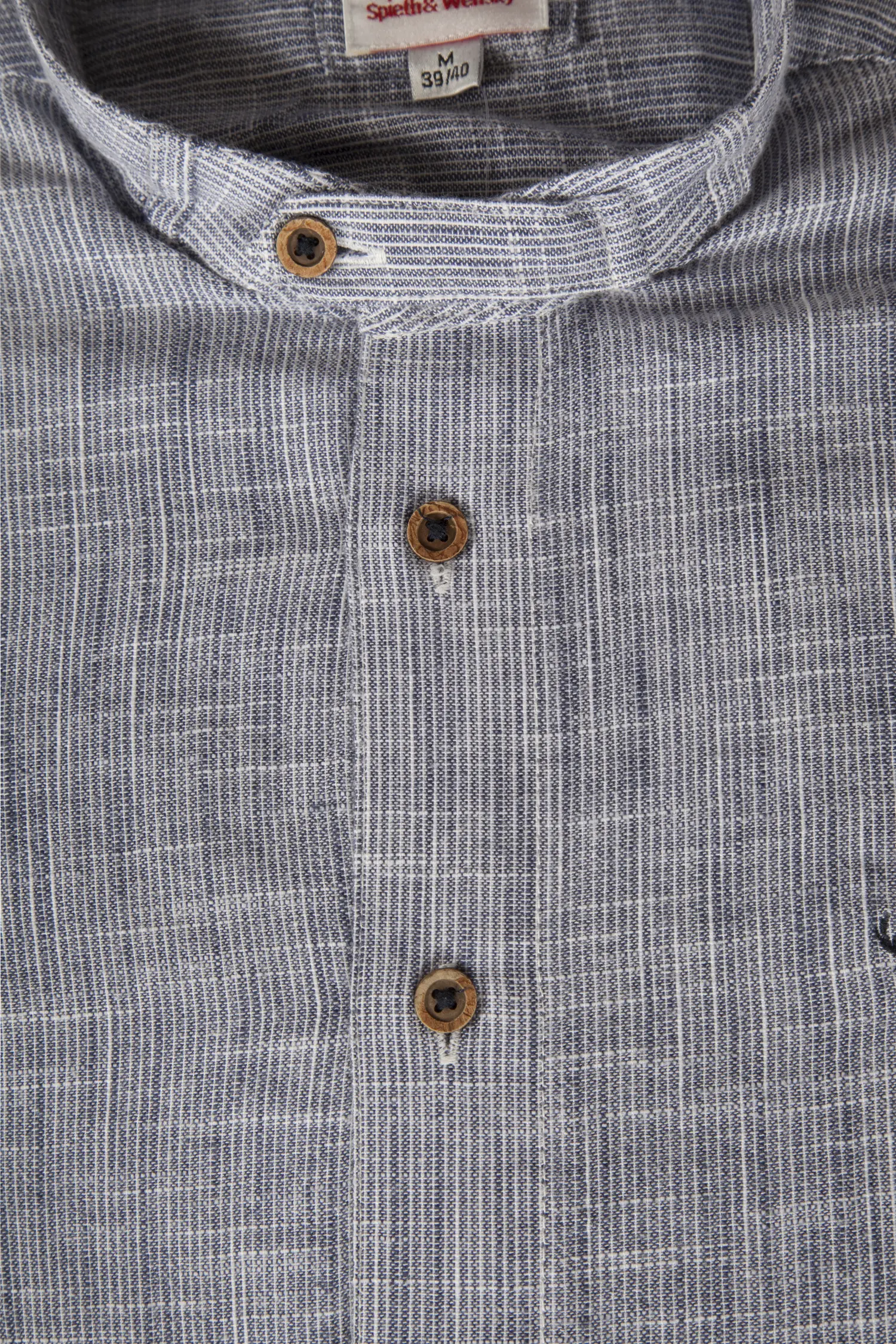 Trachtenhemd aus Leinen mit Stehkragen in blau - Detail Knöpfe