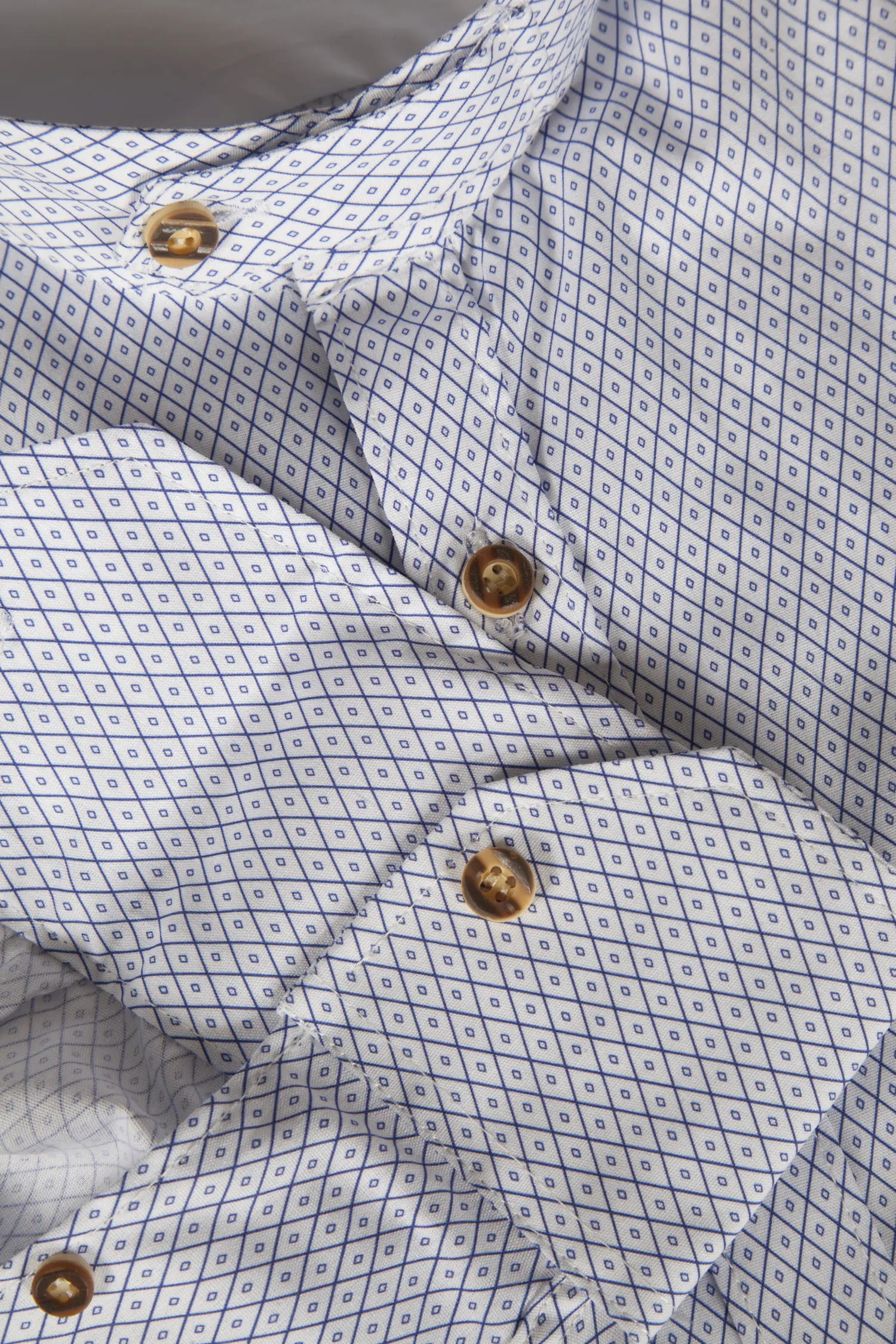 1509-0021-BL4-23-06-b0442 Trachtenhemd in weiß mit blauem Muster - Detail Ärmel