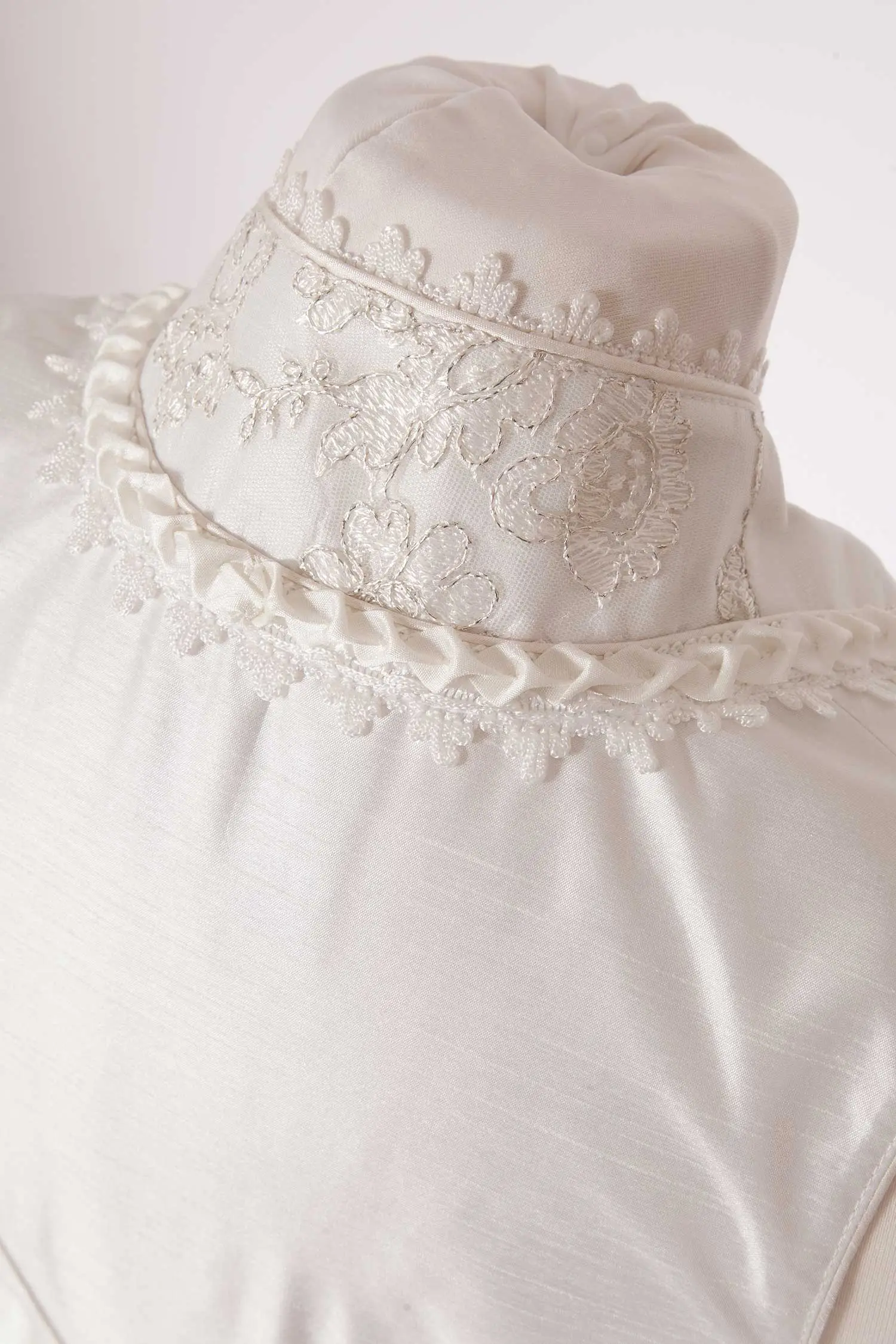 brautdirndl-festlich-ecru-3029-0017-be3-19-03h-7814-e Hochzeitsdirndl in ecru mit Schneewittchenkragen Kragen hinten