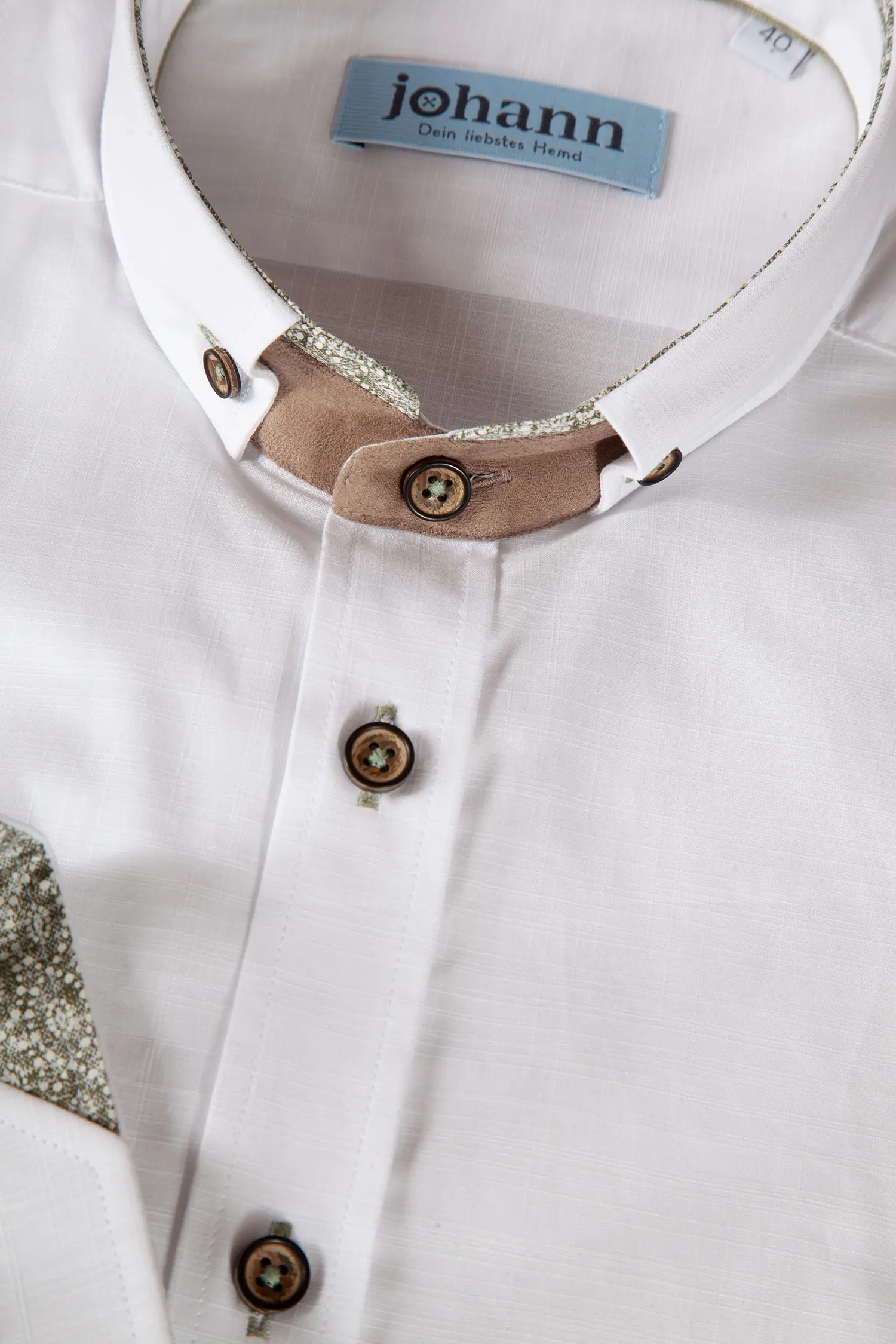 1516-1060-WG5-23-05-e5814a Trachtenhemd in weiß mit edlen Akzenten - Detail Kragen