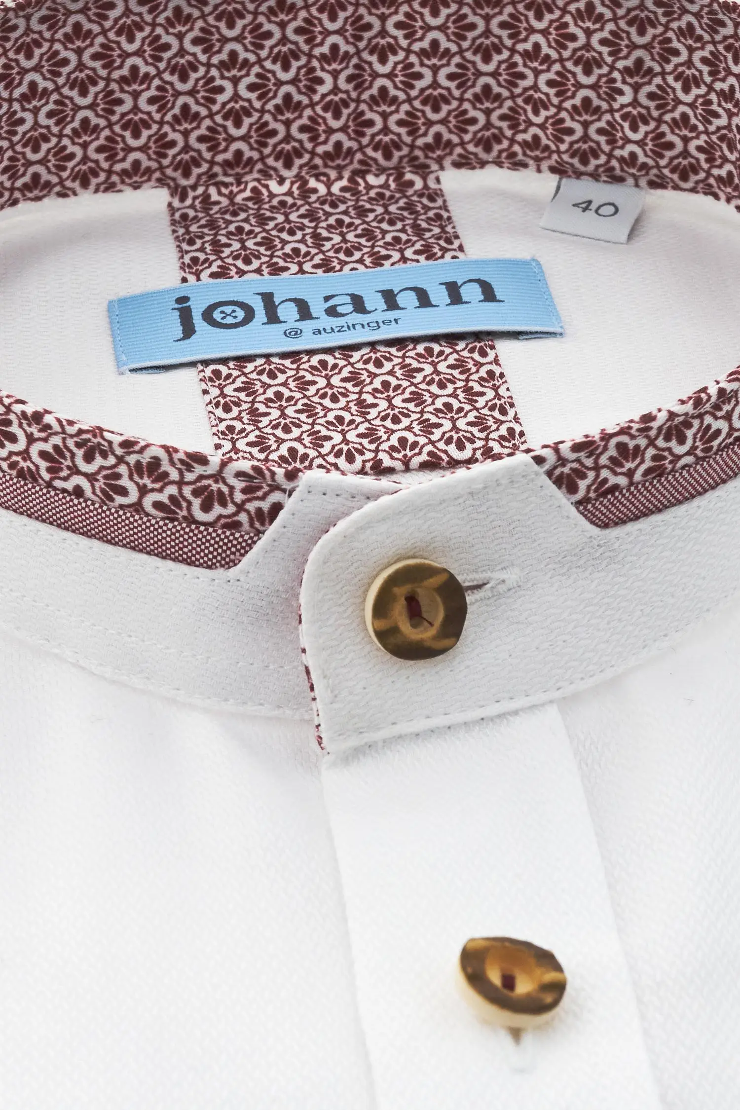 Hemd in Weiß mit Roten Applikationen von Johann