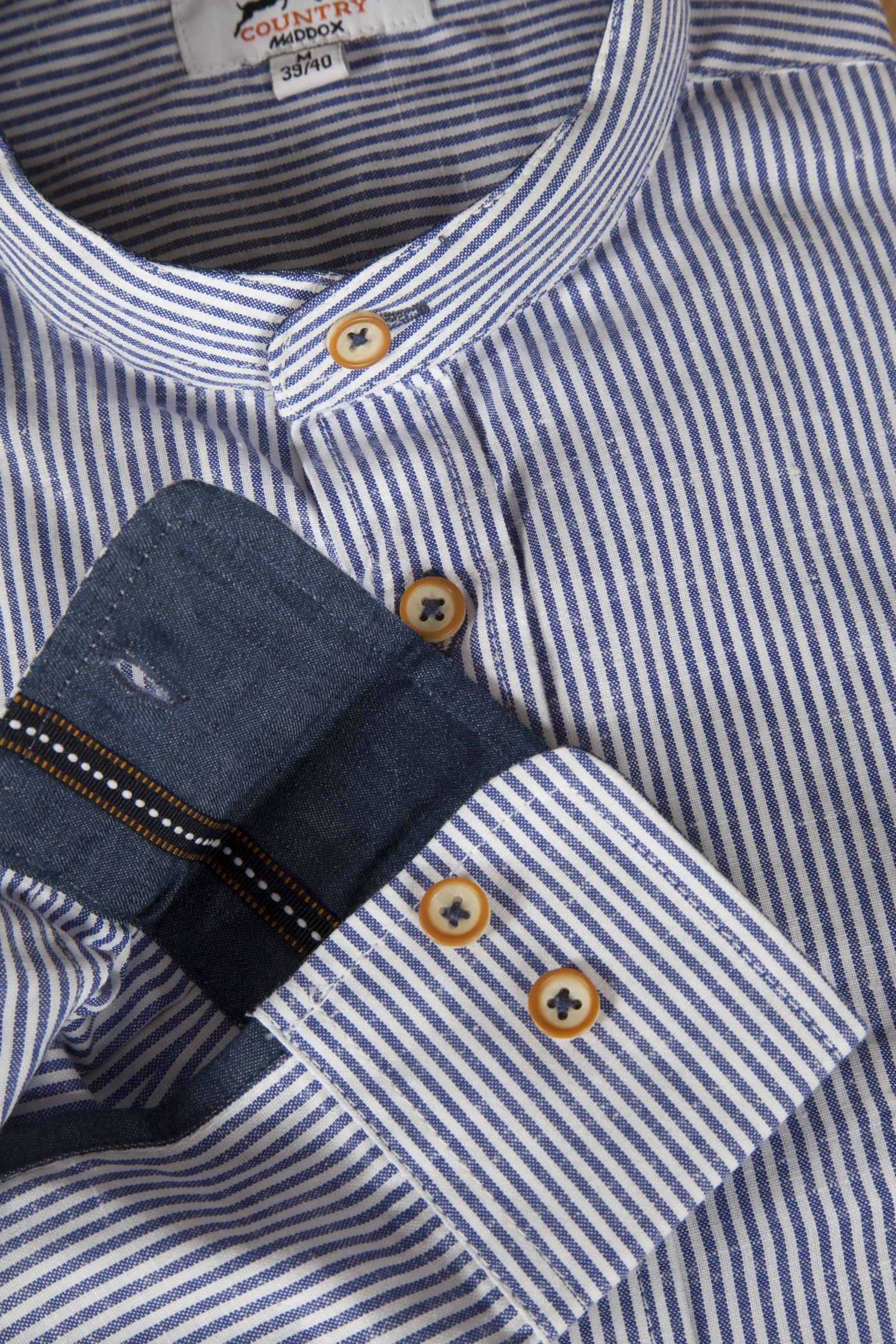 Trachtenhemd mit Streifen blau - Detail Ärmel