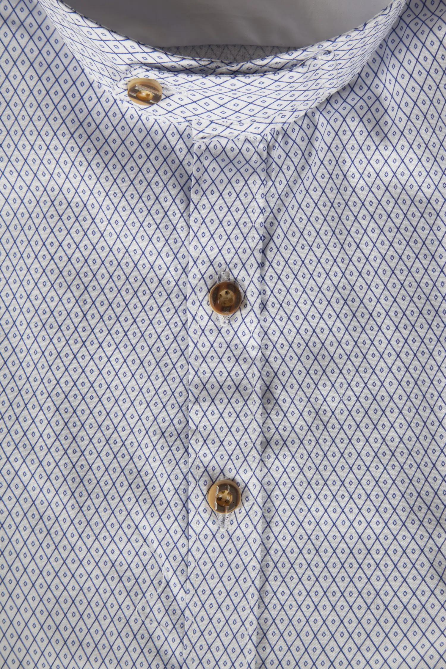 1509-0021-BL4-23-06-b0444 Trachtenhemd in weiß mit blauem Muster - Detail Knöpfe