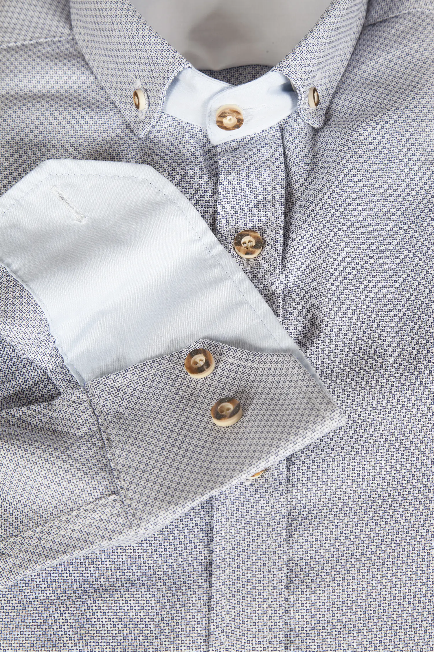 Trachtenhemd in hellblau mit dunkelblauem Muster - Detail Ärmel