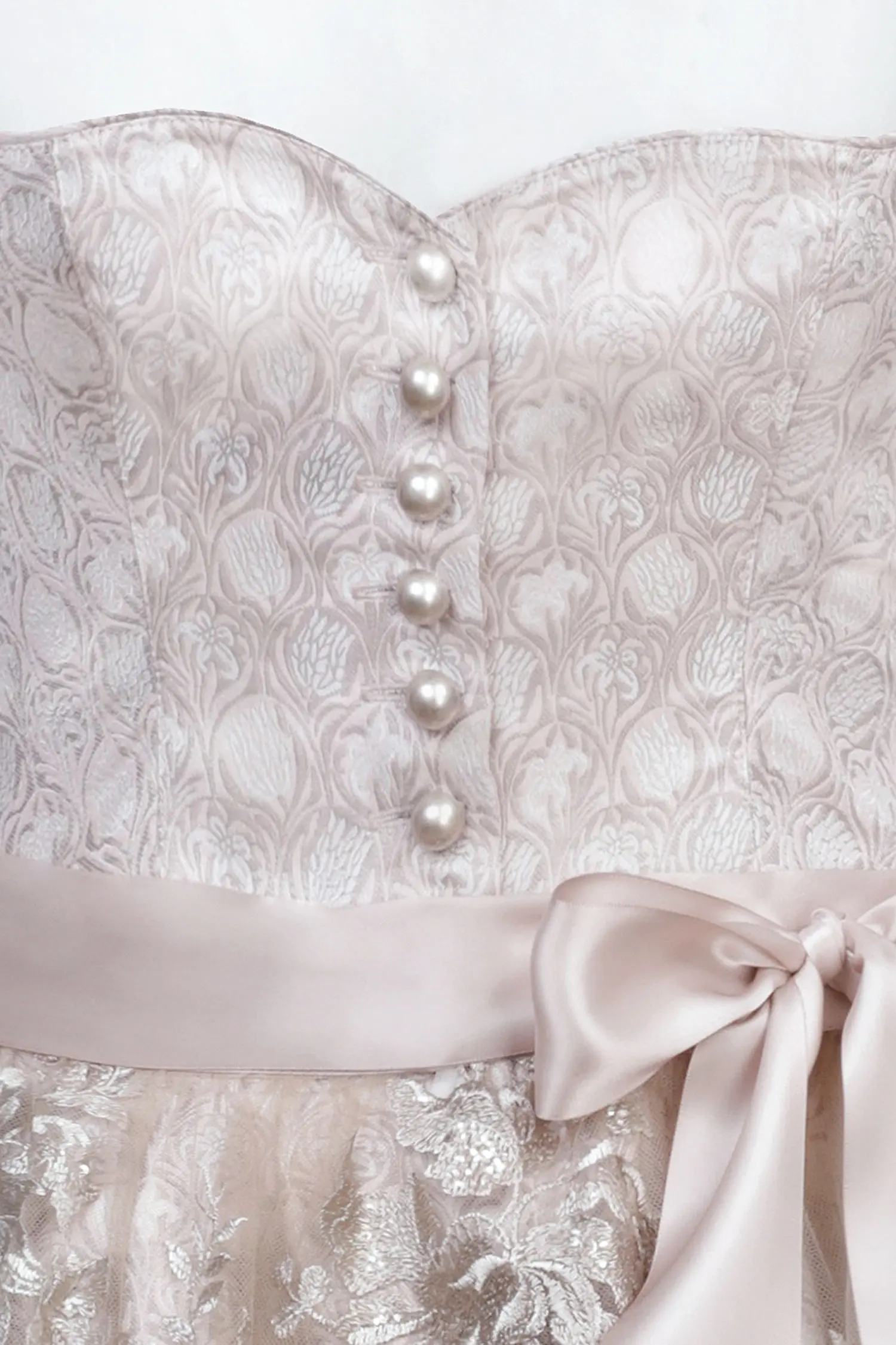 Dirndl Benedetta in puder mit bestickter Glitzerschürze - Detail Mieder