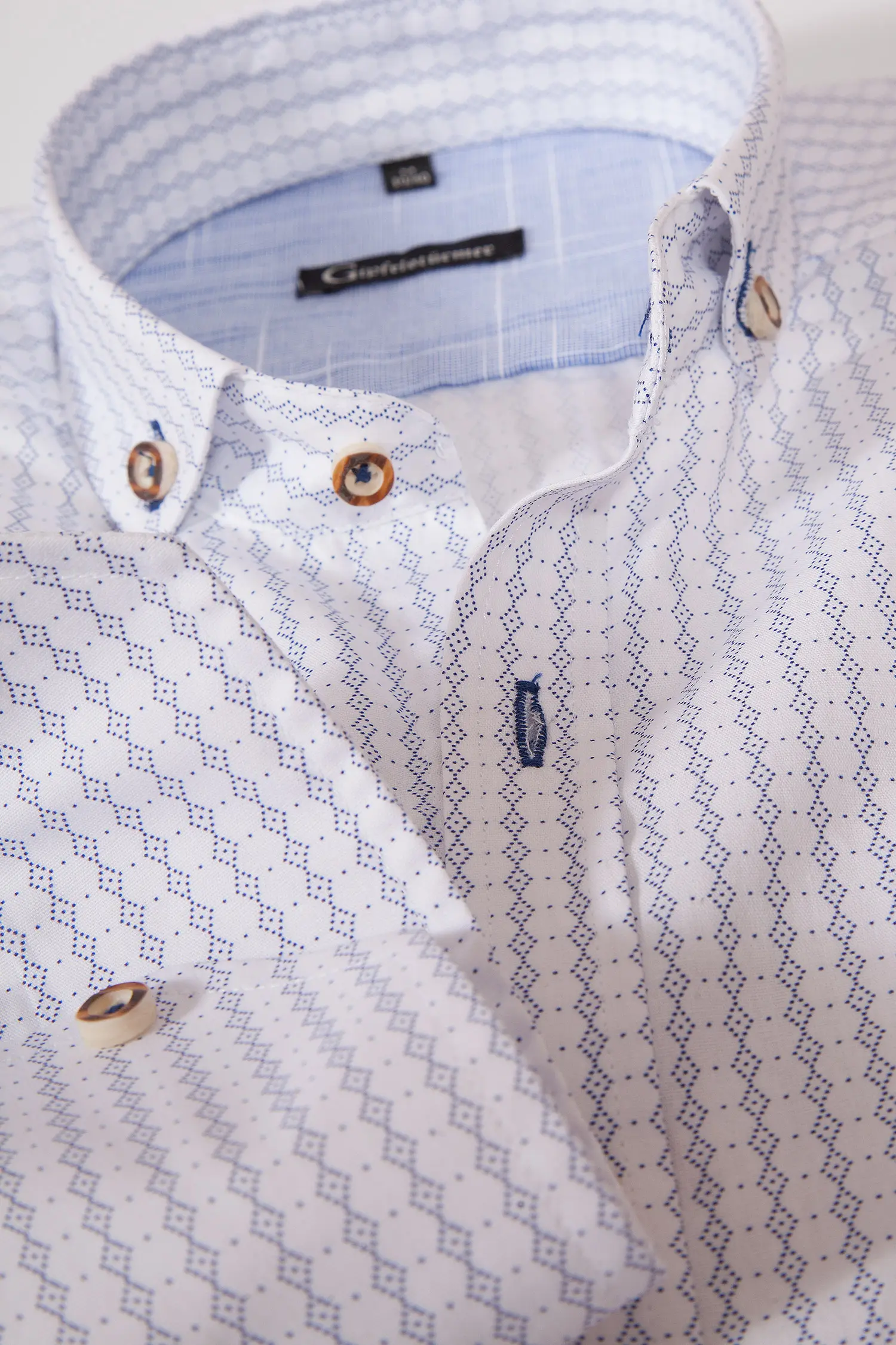 Trachtenhemd in weiß mit blauen Rautenmuster von Gipfelstürmer Detail
