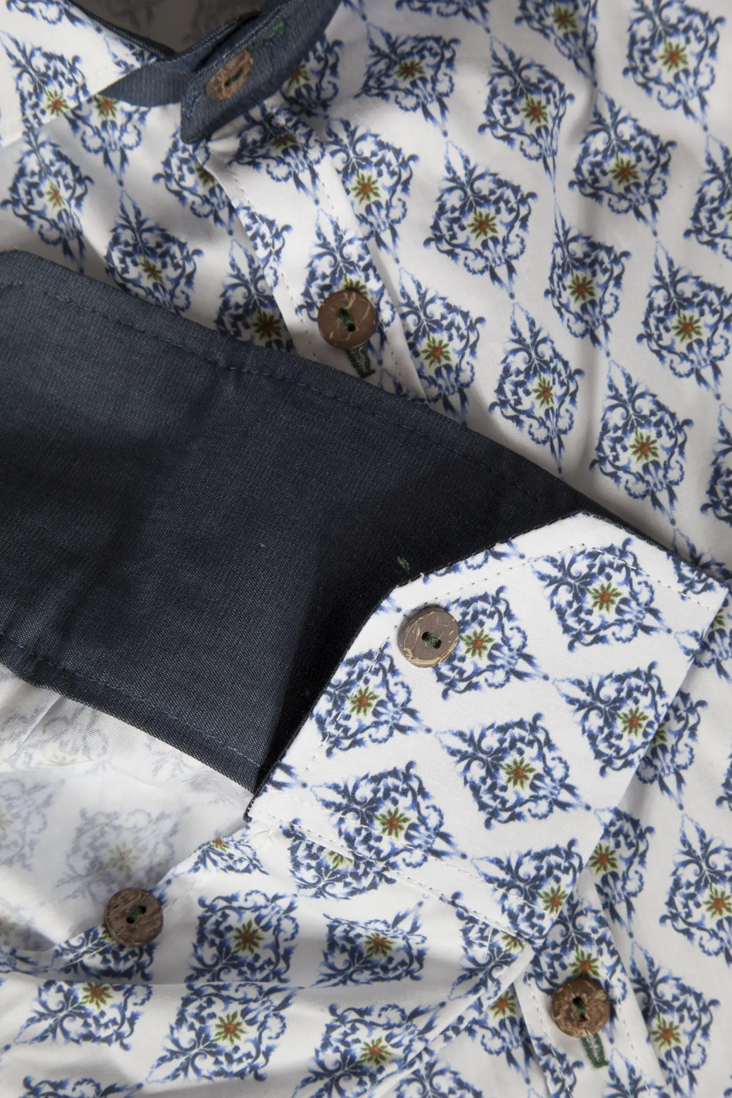 1544-0018-BL5-23-06-b0505 Trachtenhemd weiß/blau im zeitlosen Trachtendesign - Detail Ärmel