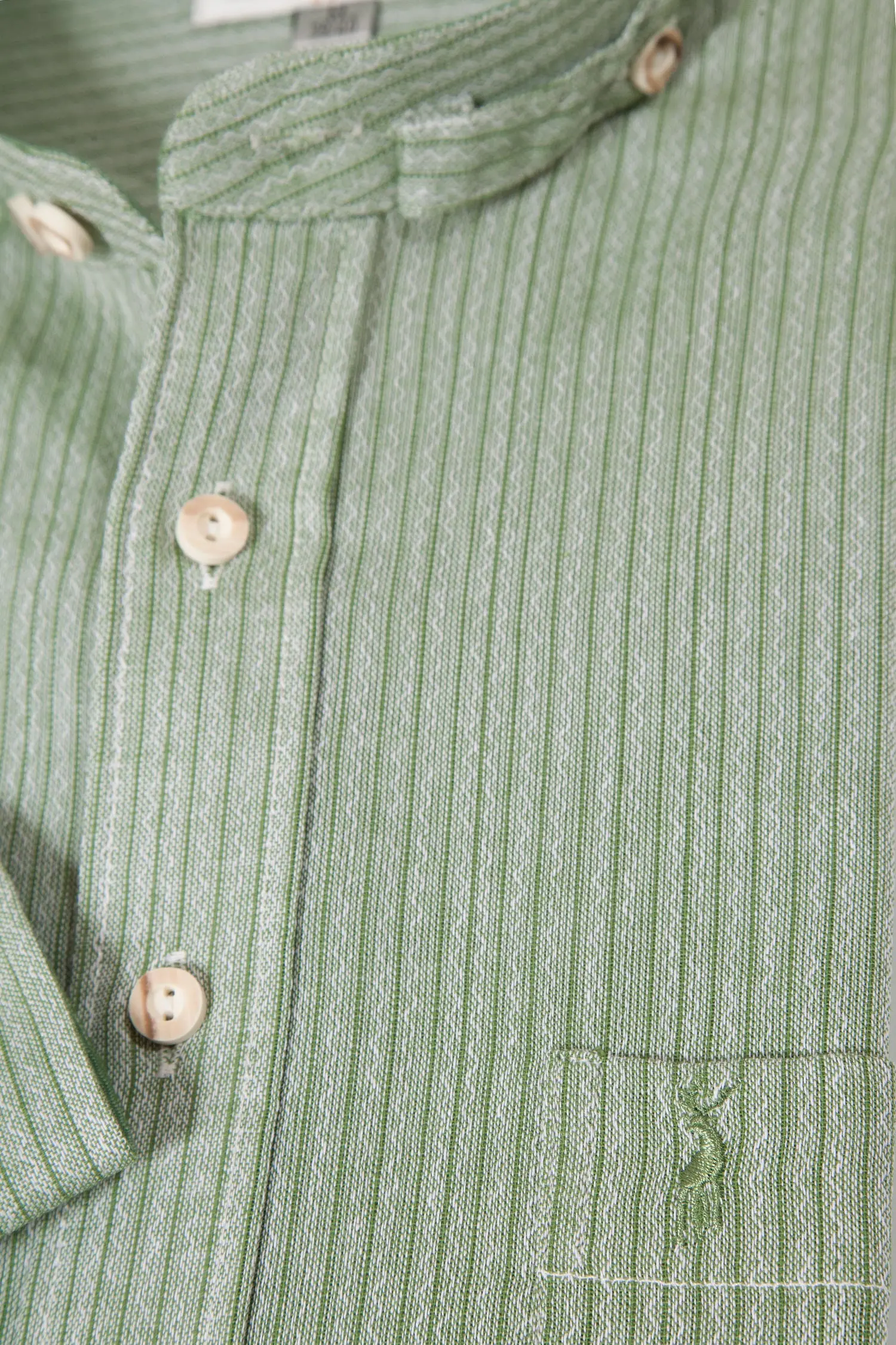 Herren Trachtenhemd maigrün mit Retro Streifen Kragen