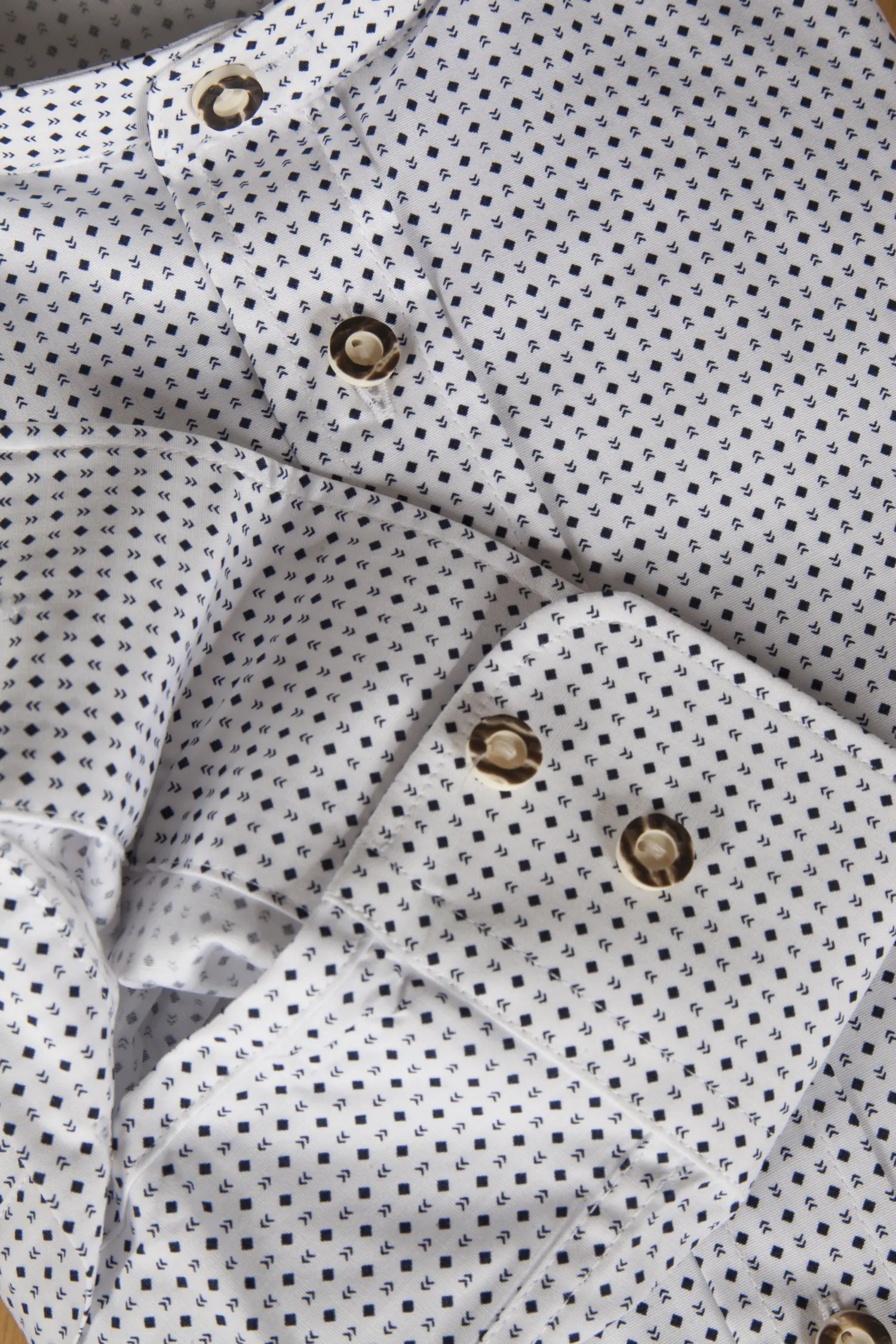 Trachtenhemd in weiß mit blauem Muster - Detail Ärmel