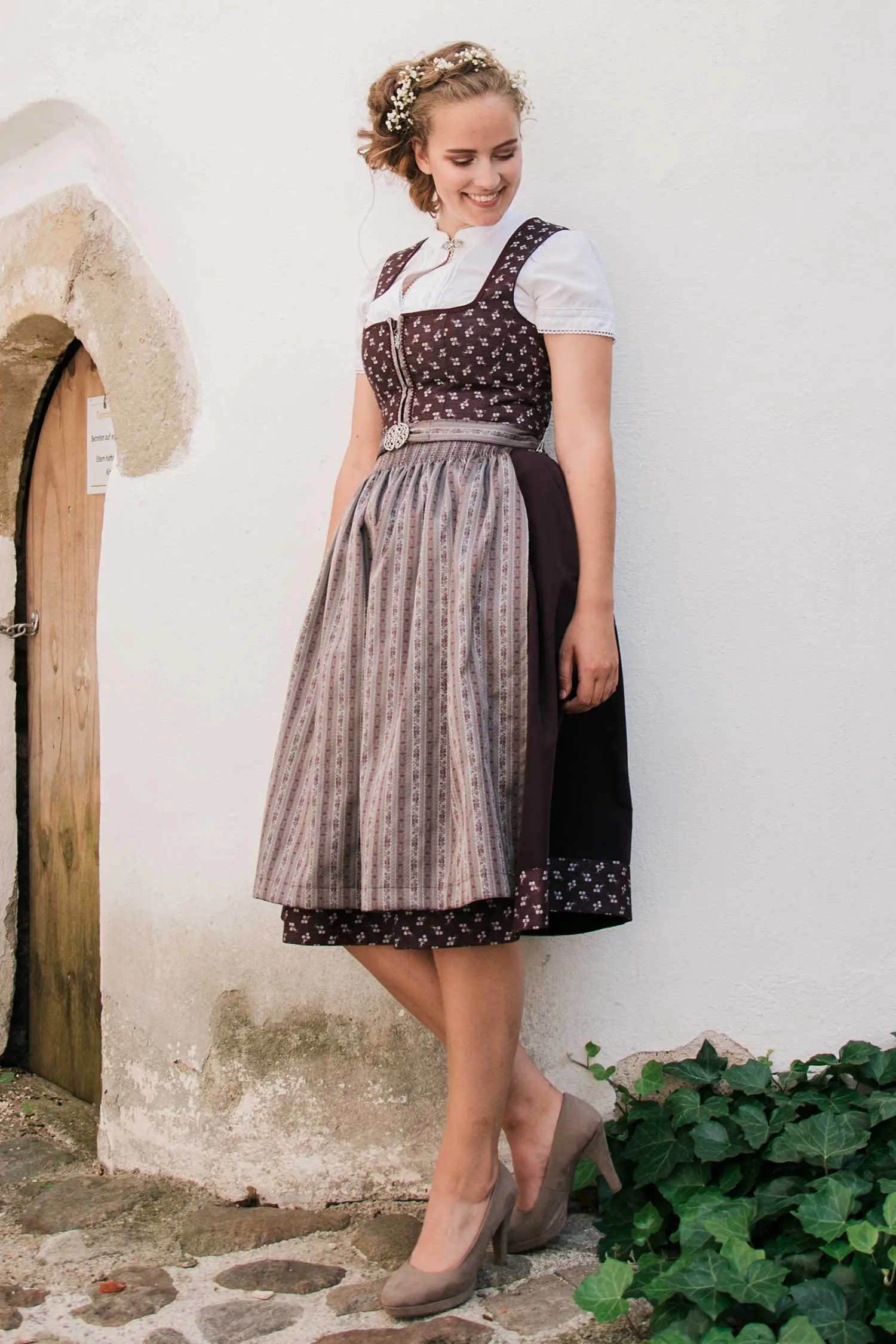 Midi Dirndl in burgund mit Reißverschluss Model