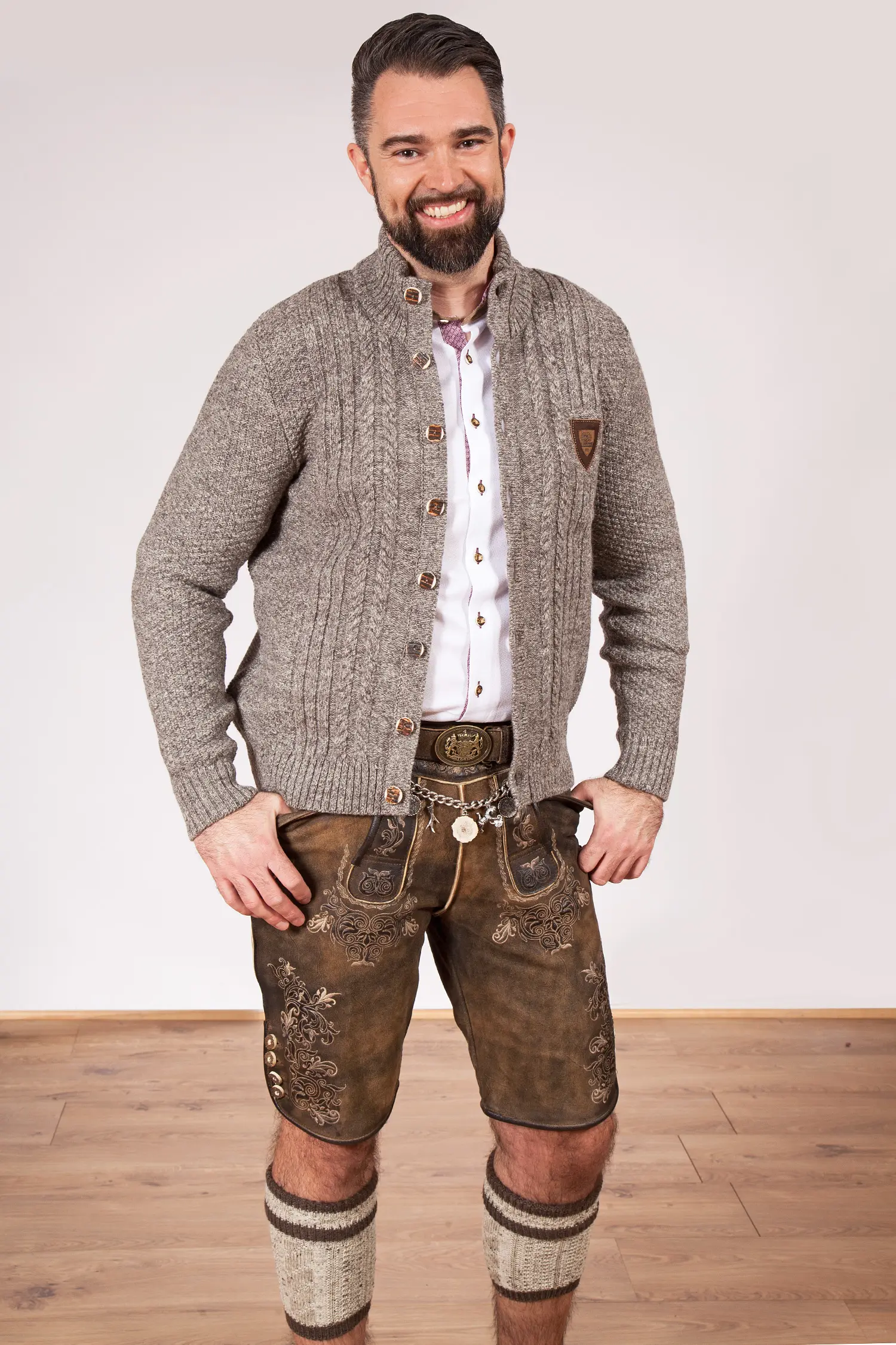 Herren Trachten Strickjacke in braun grau melange Model