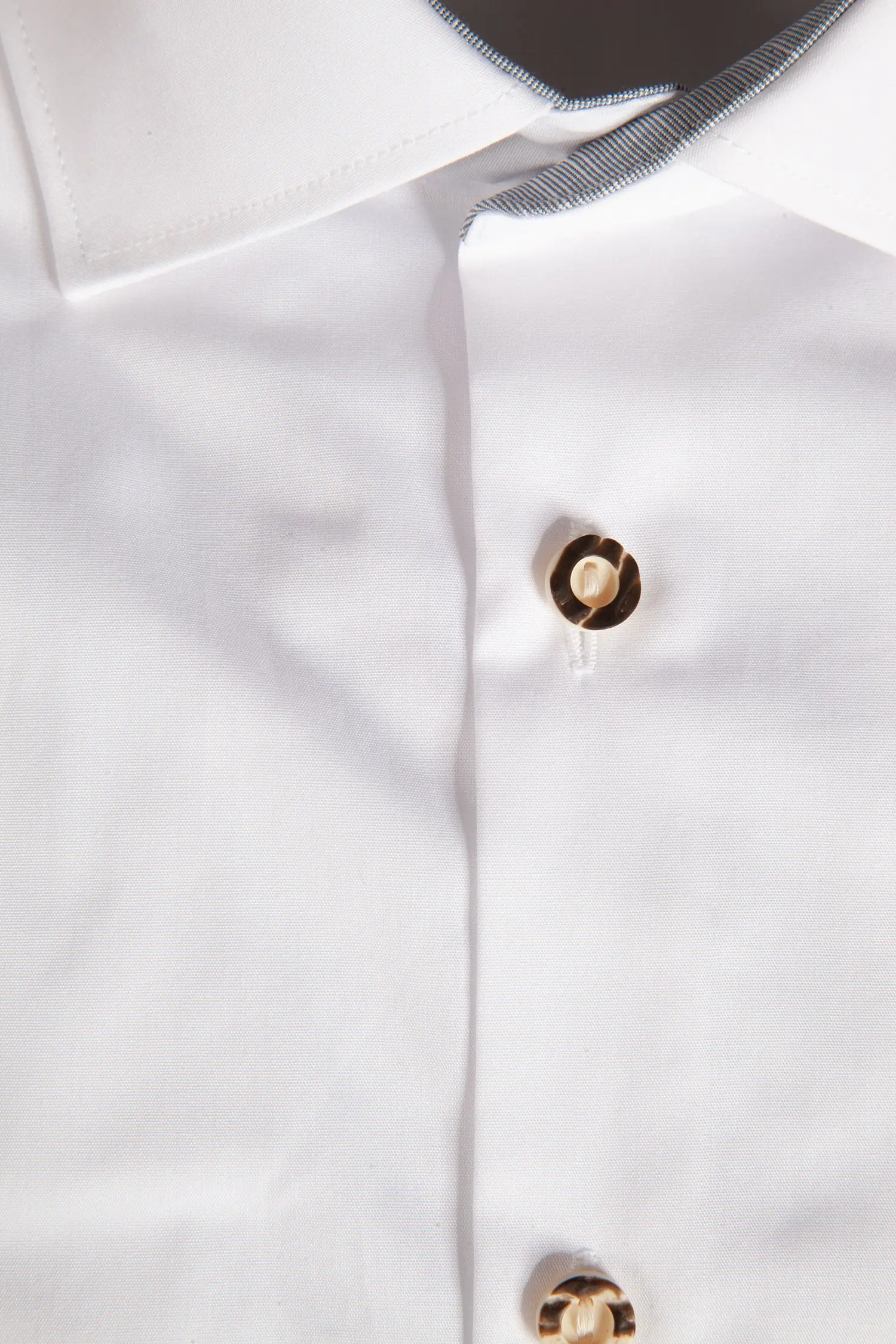 Trachtenhemd in weiß mit grauen Details - Detail Knöpfe