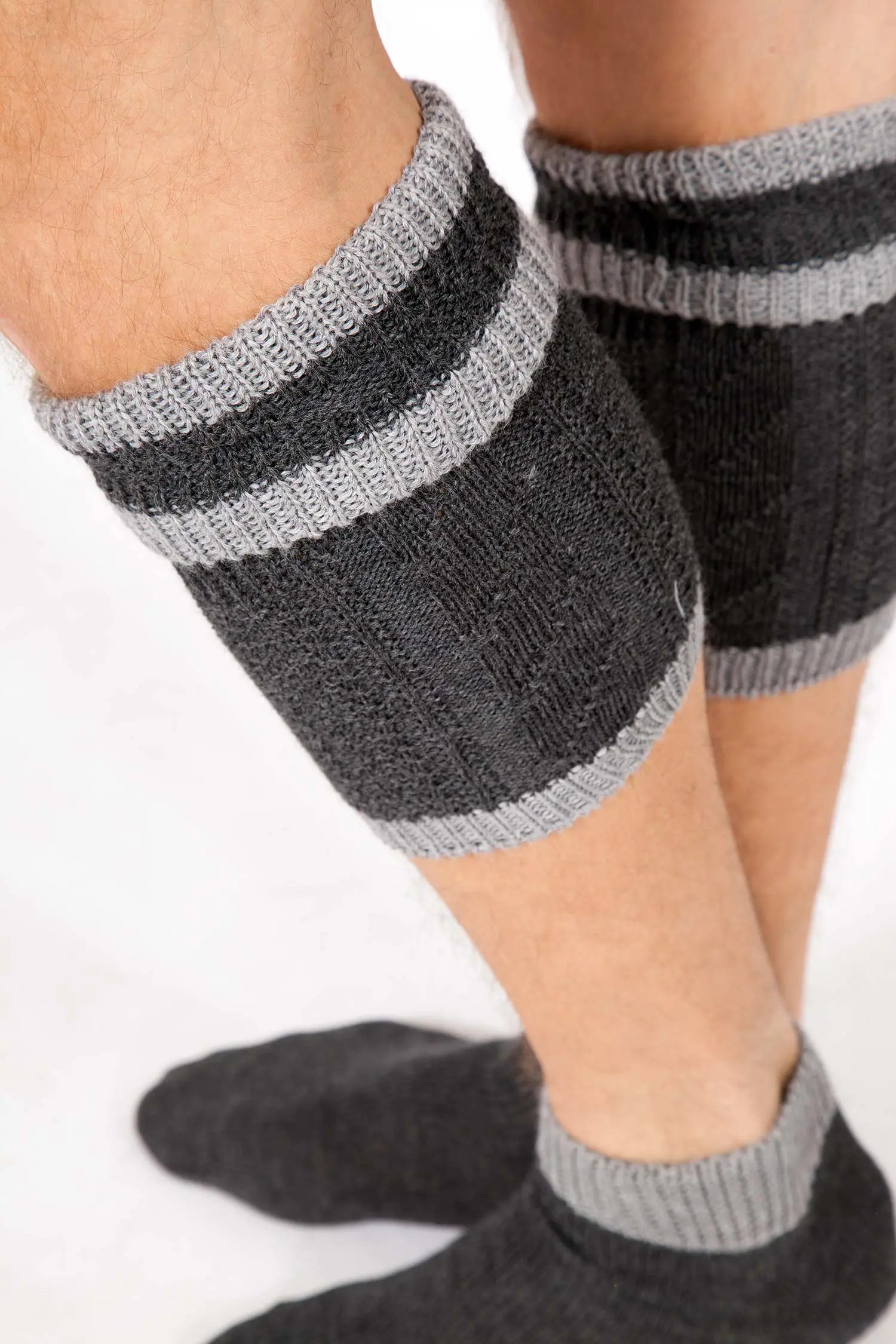 loferl-grau-4515-1001-an6-19-09f-9525-b Trachten Loferl für Herren in anthrazit und hellgrau Detail