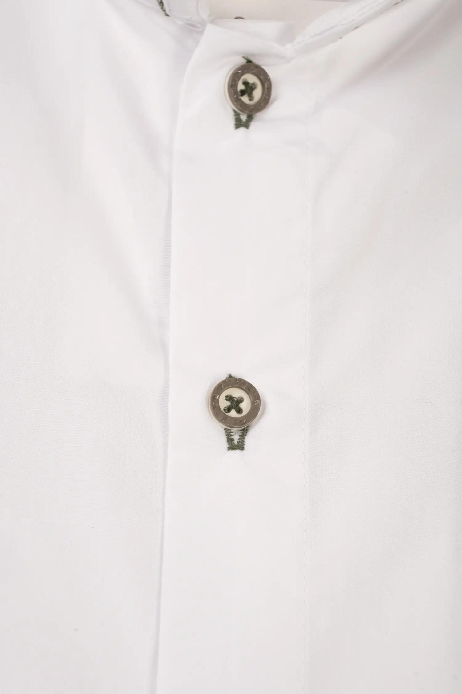 1508-0018-gn8-23-08-1801966 Trachtenhemd Brambach mit grünen Akzenten - Detail Knöpfe