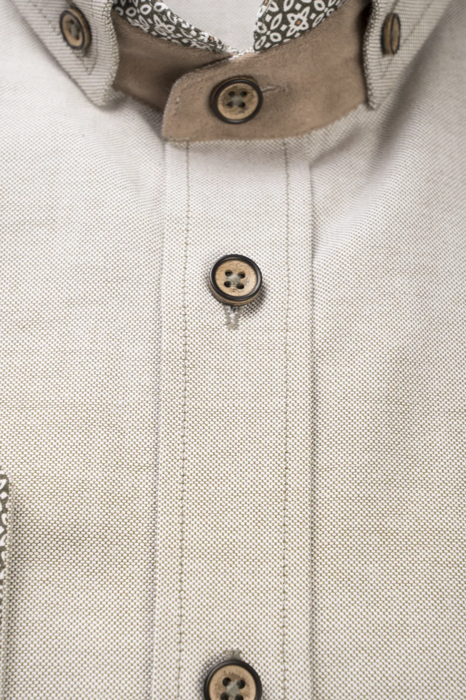 1541-0052-gn4-23-08-2402690 Oxford Trachtenhemd helloliv - Detail Knöpfe