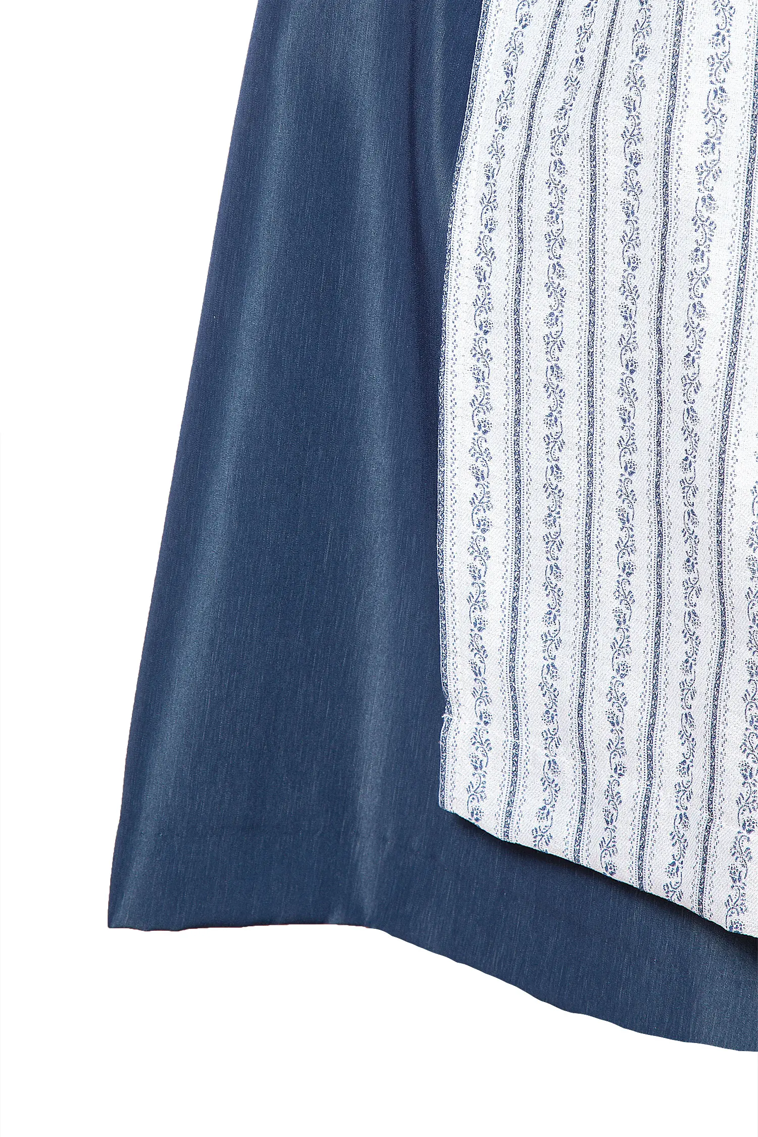 3043-0142-BL5-23-03e-5340c Gamsbock Dirndl in dunkelblau / weiß - Detail Rock