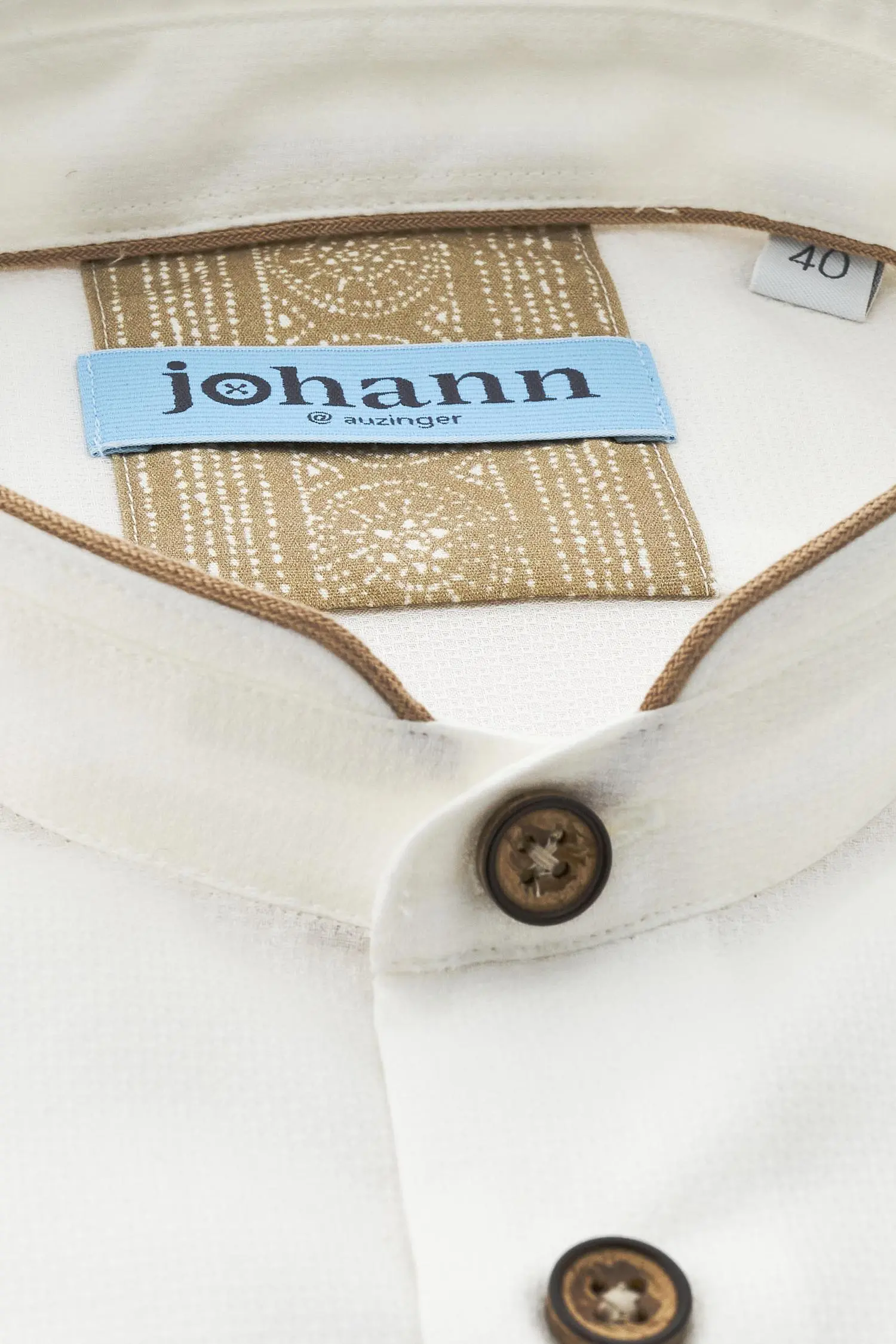 Hemd in Weiß mit Beigen Applikationen von Johann