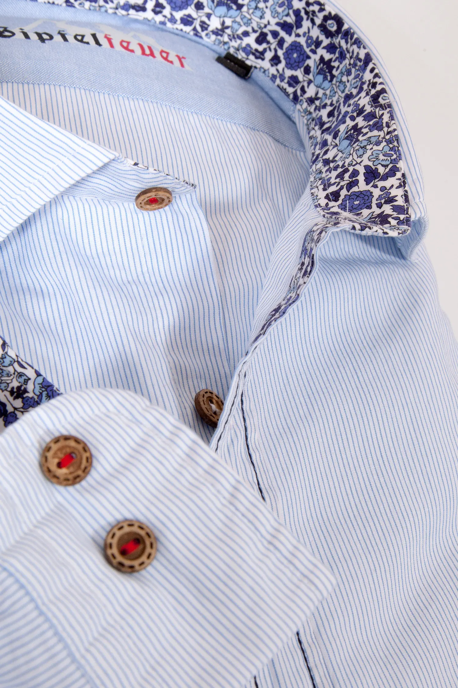 Trachtenhemd weiß hellblau gestreift Detail