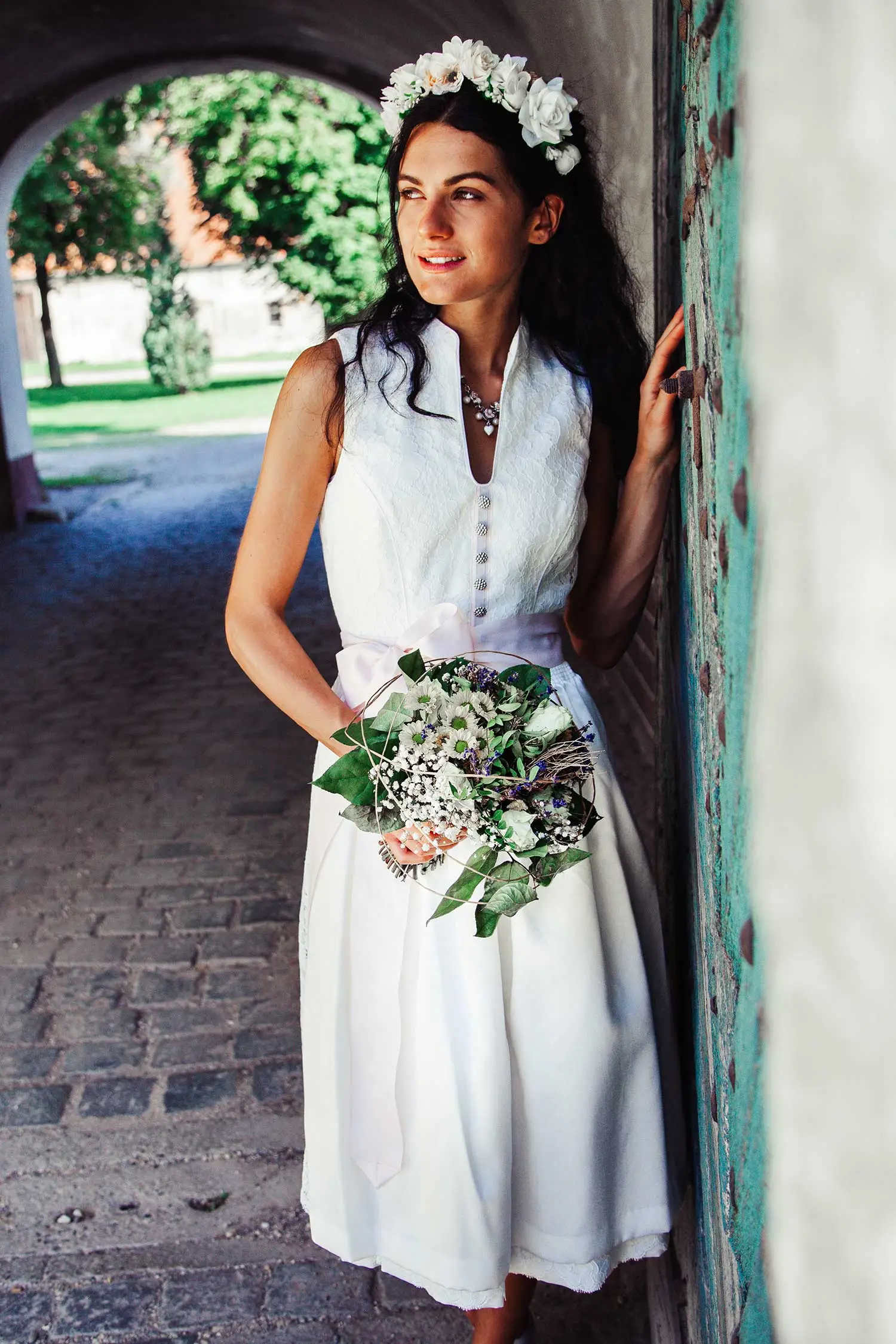 3029-0021-ws5-19-08l-8418-e Brautdirndl aus Spitze in ivory hochgeschlossen Model
