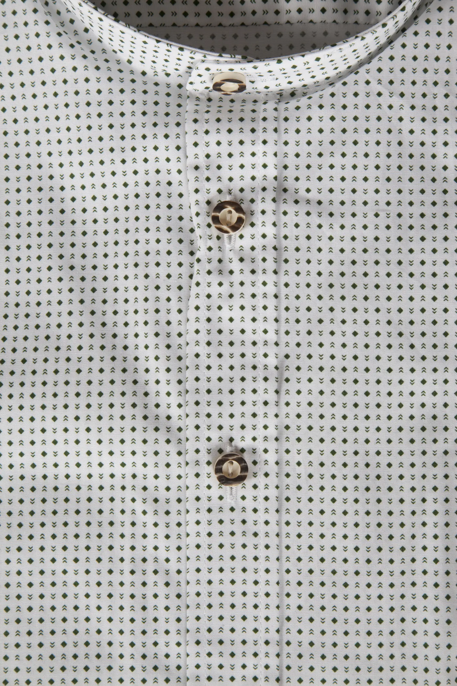 1509-0018-GN5-23-06-b0464 Trachtenhemd in weiß mit grünem Muster - Detail Knöpfe