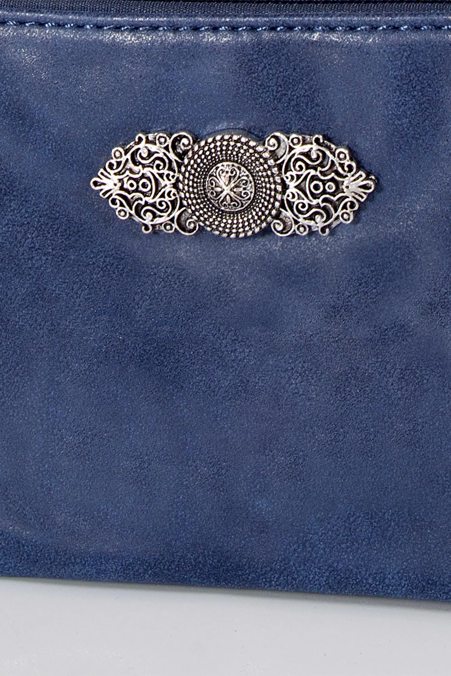 Kleine Trachtentasche in dunkelblau zum umhängen Detail