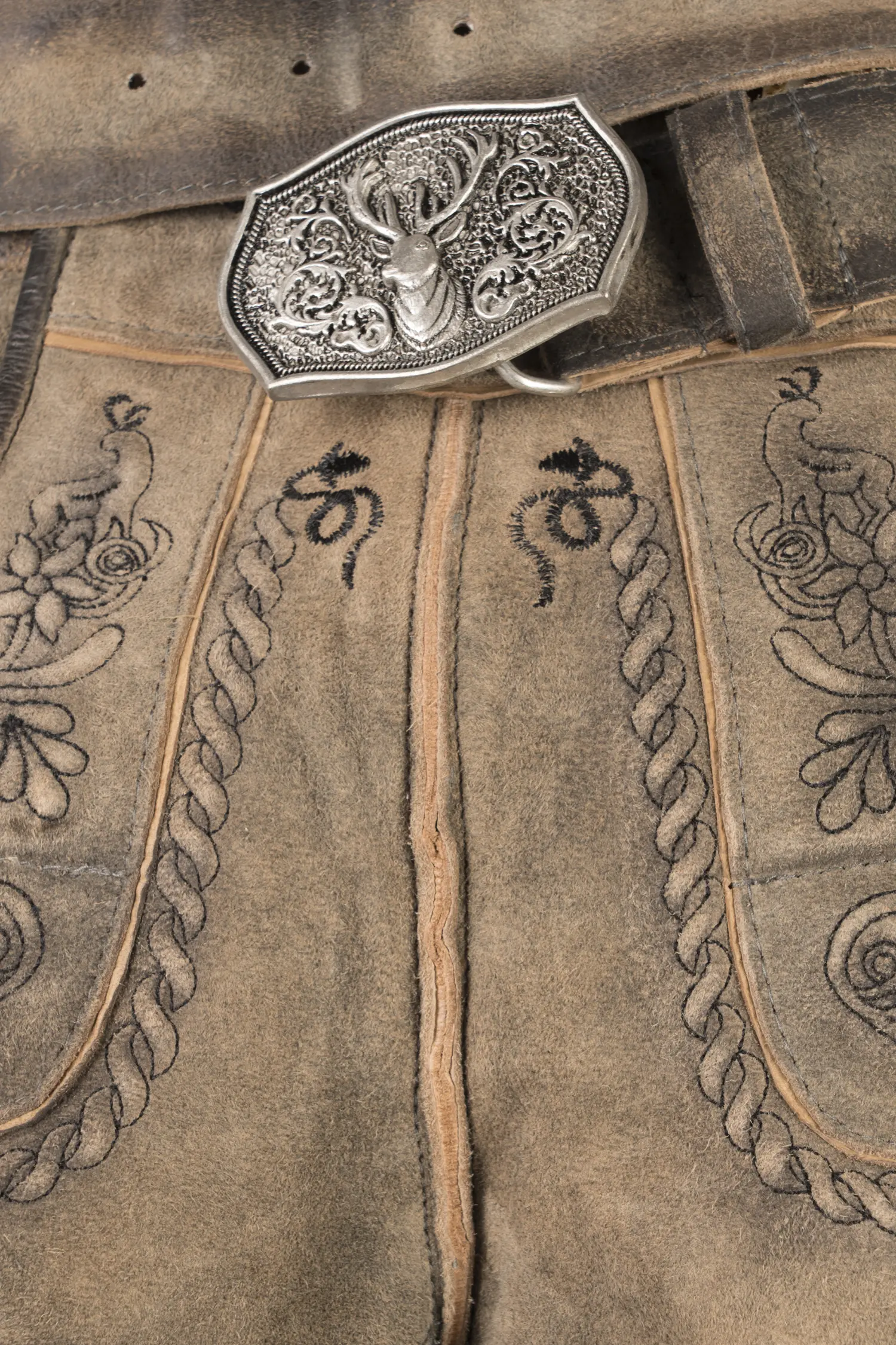 1602-0423-4sw-23-09-0402917 Kurze Lederhose Mittelberg in hellbraun - Detail Latz