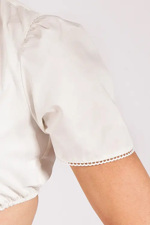dirndlbluse-babsi-creme-2568-0033-be3-17-09c-5256-c Dirndlbluse Babsi in creme mit V-Ausschnitt Arm
