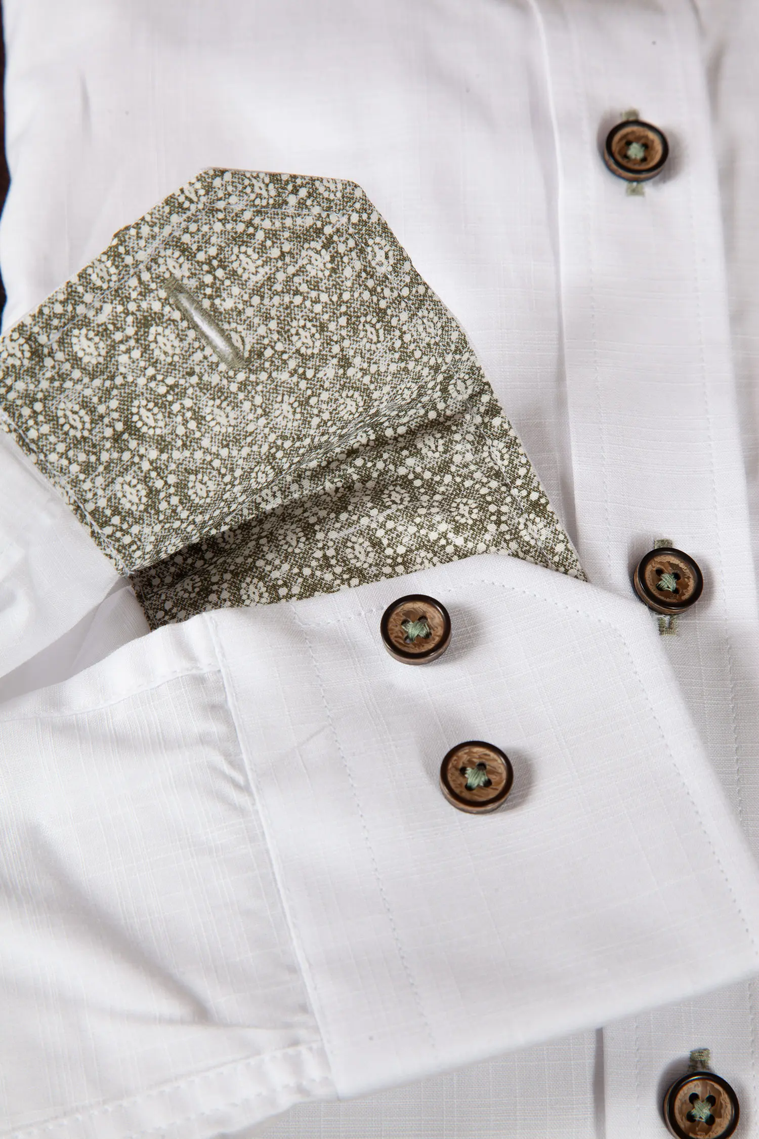 1516-1060-WG5-23-05-e5815b Trachtenhemd in weiß mit edlen Akzenten - Detail Ärmel