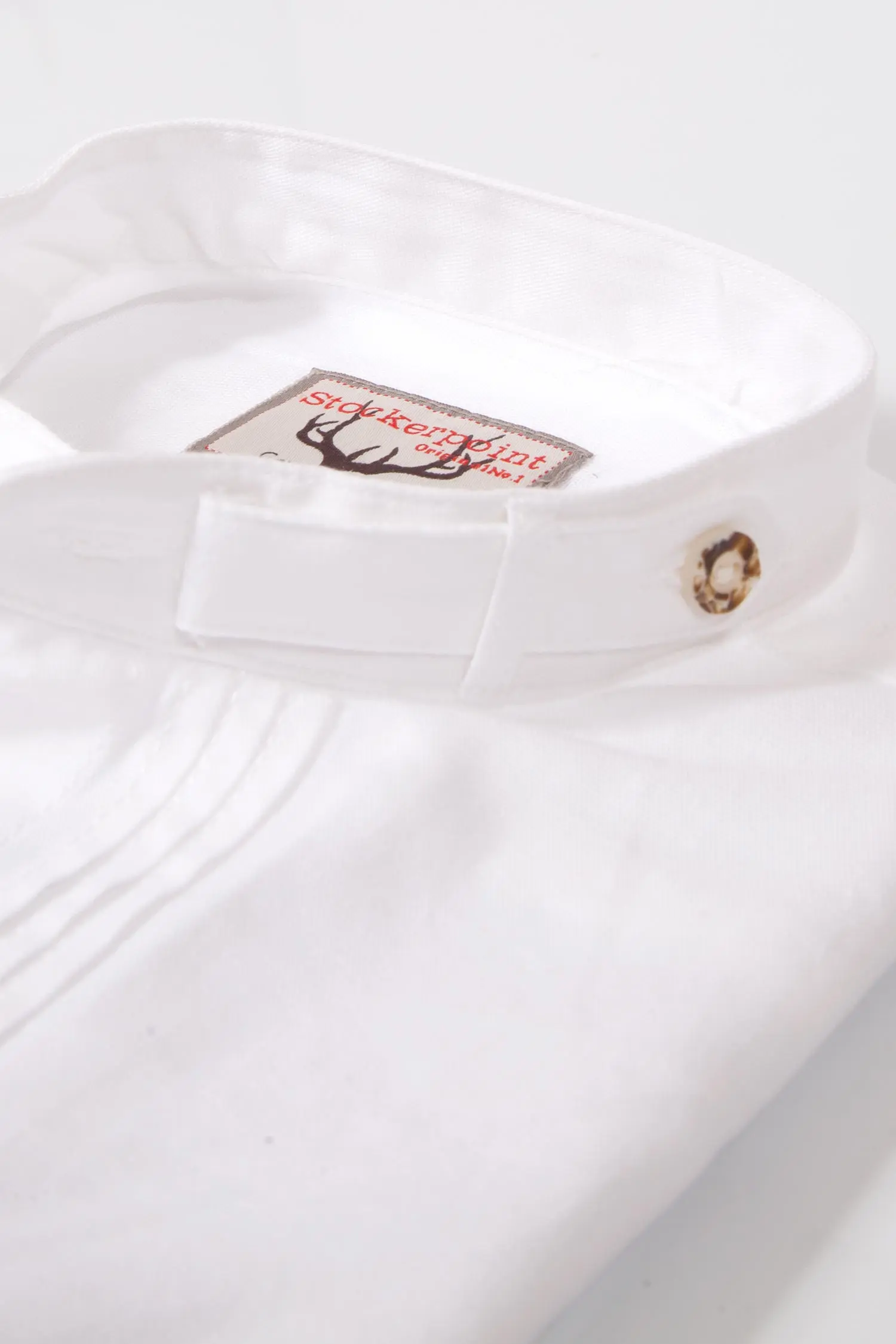 Trachtenhemd in weiß mit Biesen und Stehkragen Detail