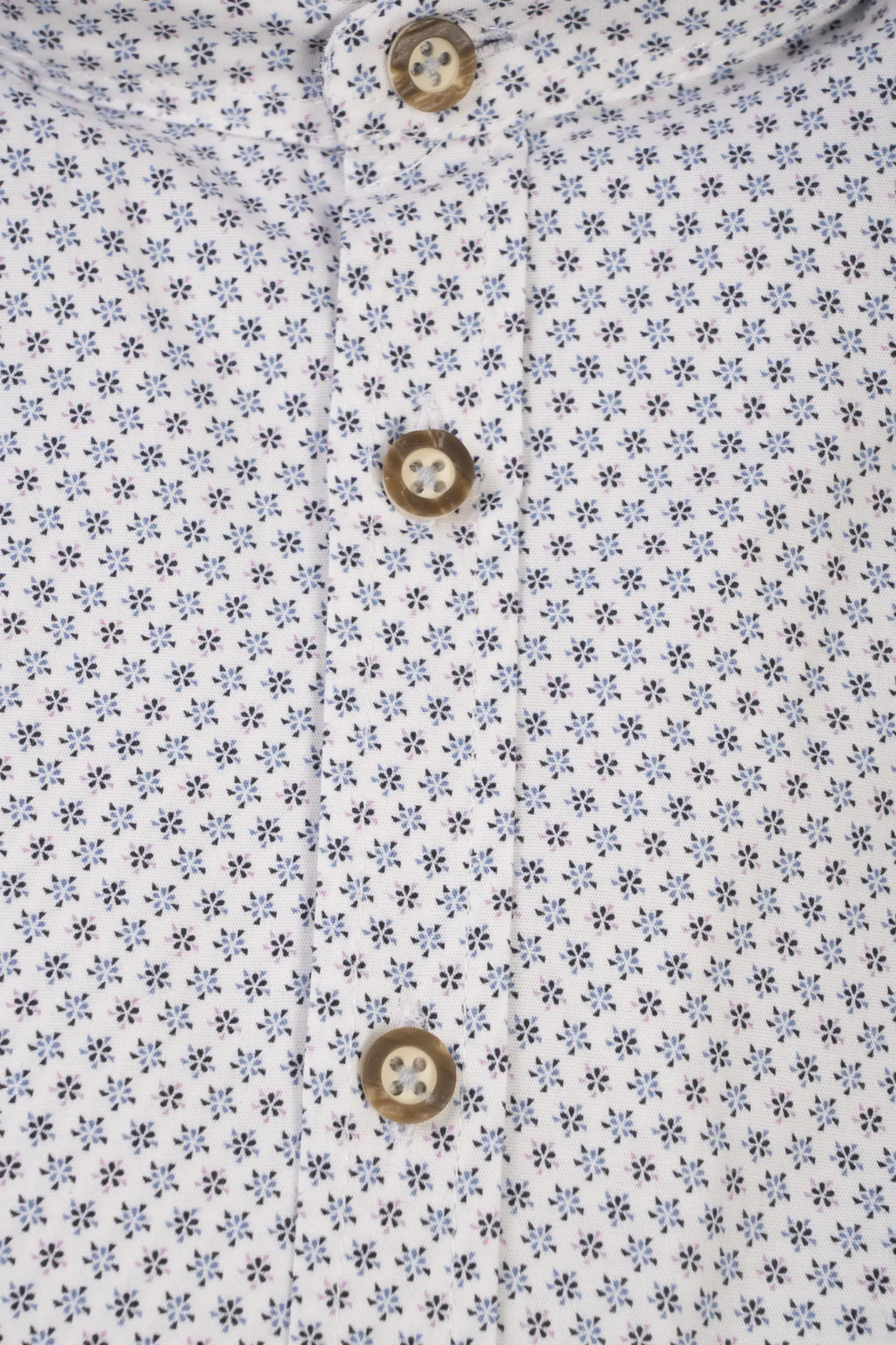 1509-0024-bl4-23-08-1802000 Trachtenhemd mit modischem Design - Detail Knöpfe