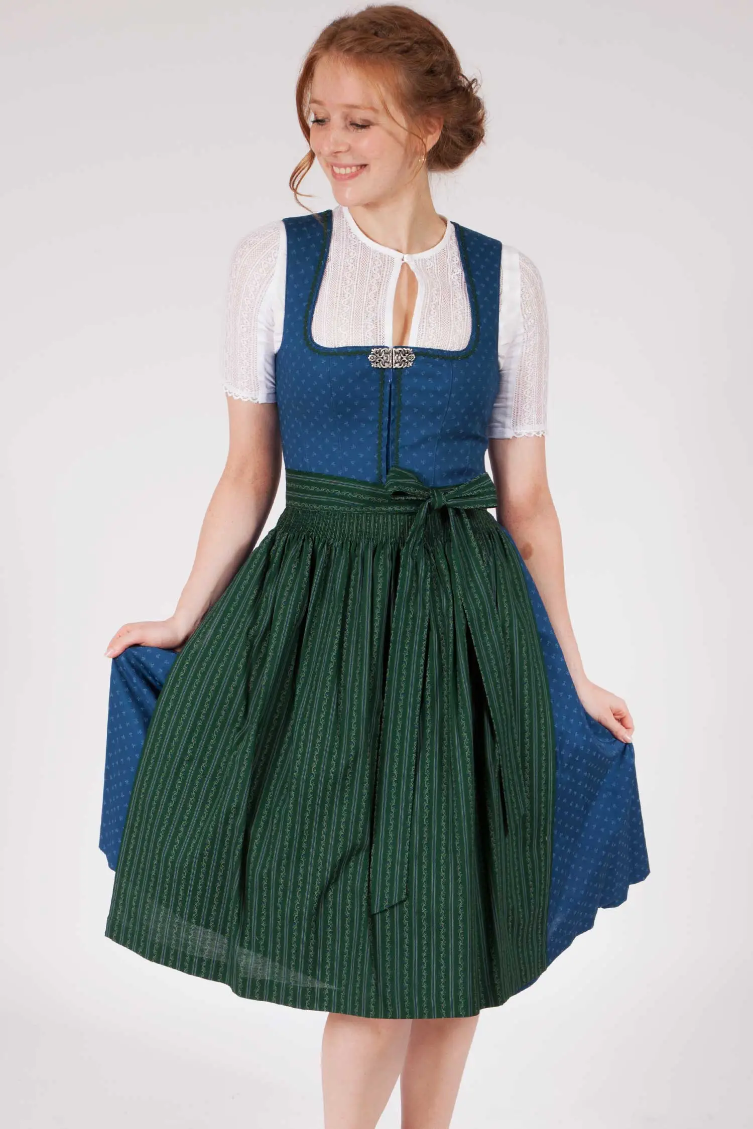 Midi Dirndl aus Baumwolle in blau und dunkelgrün Model
