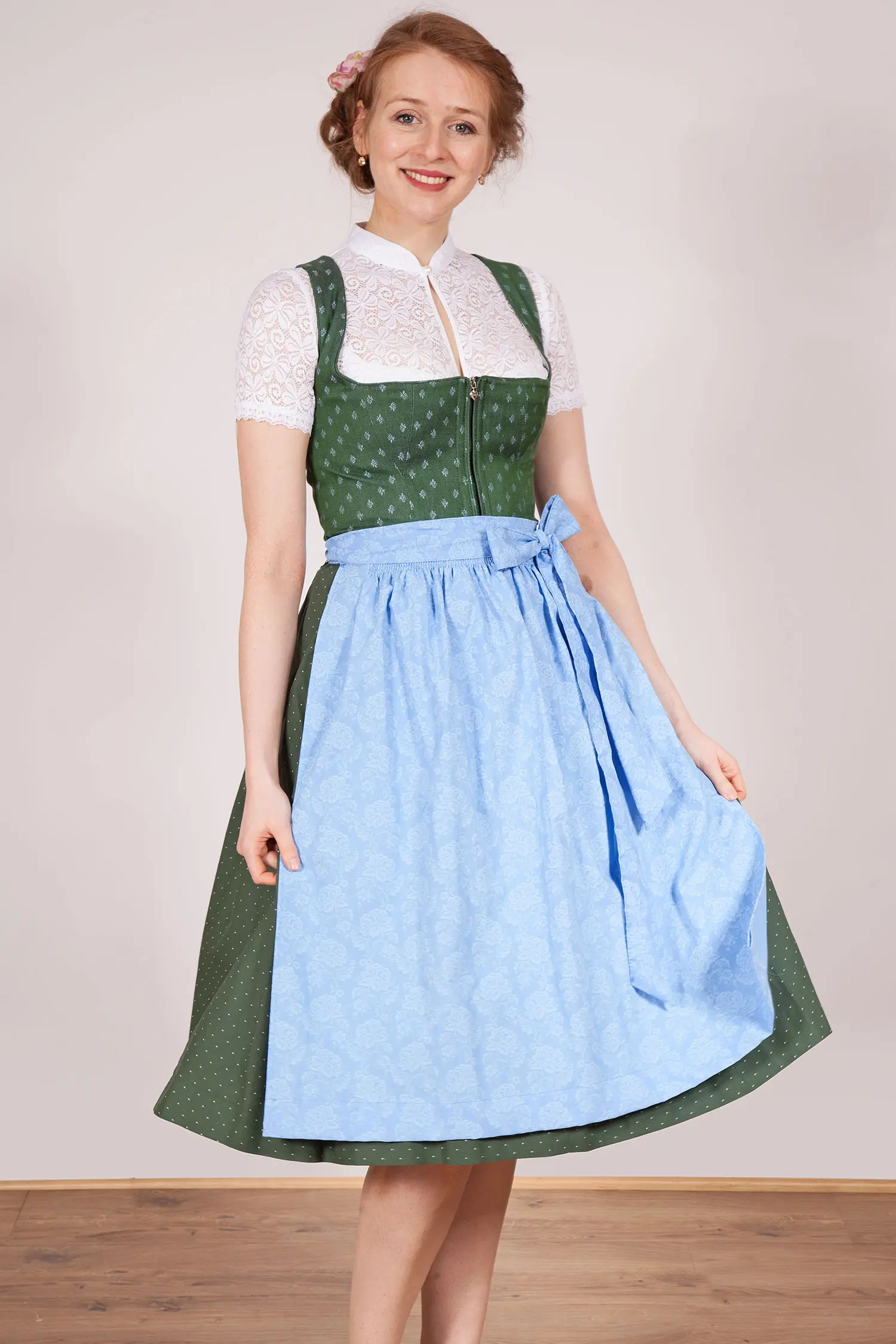 Leinen Dirndl Regina in grün mit blauer Schürze Model
