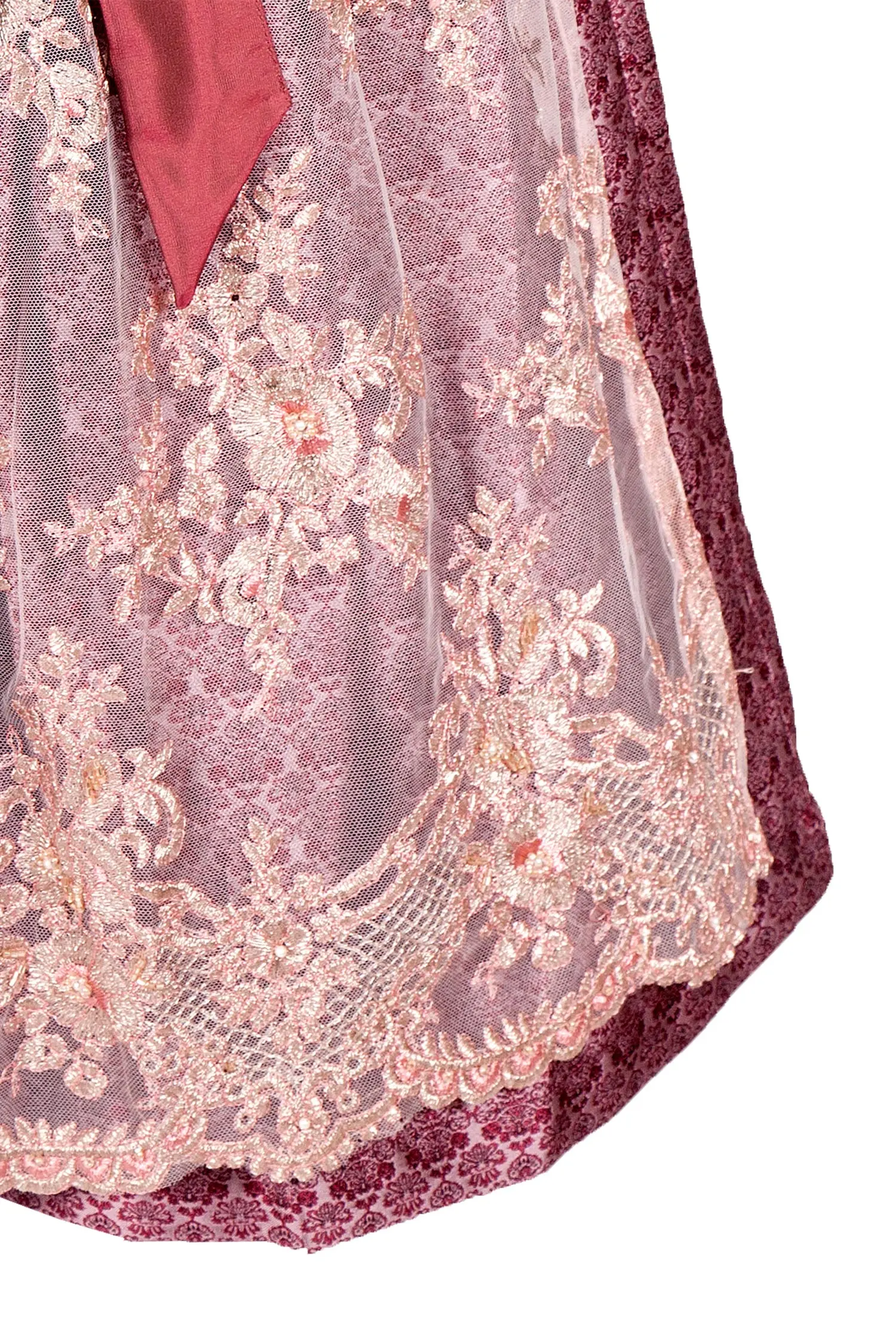 midi-dirndl-bordeaux-spitze-3096-0039-rt8-19-05f-1108-d Midi Dirndl mit Glanz in bordeaux und V-Ausschnitt Detail