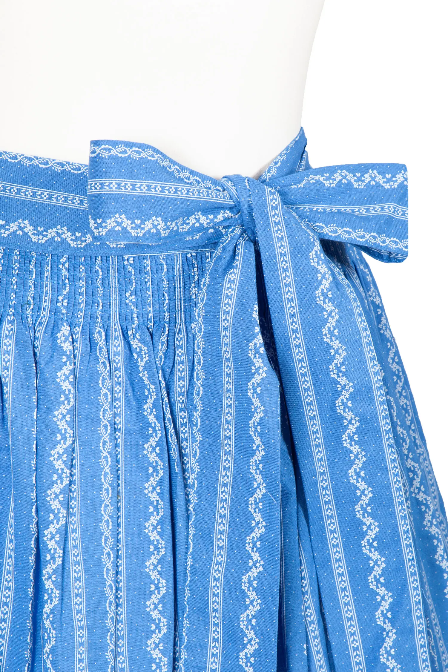 3137-0059-BL523-05-b6798a Dirndlschürze in blau 70 cm - Detail