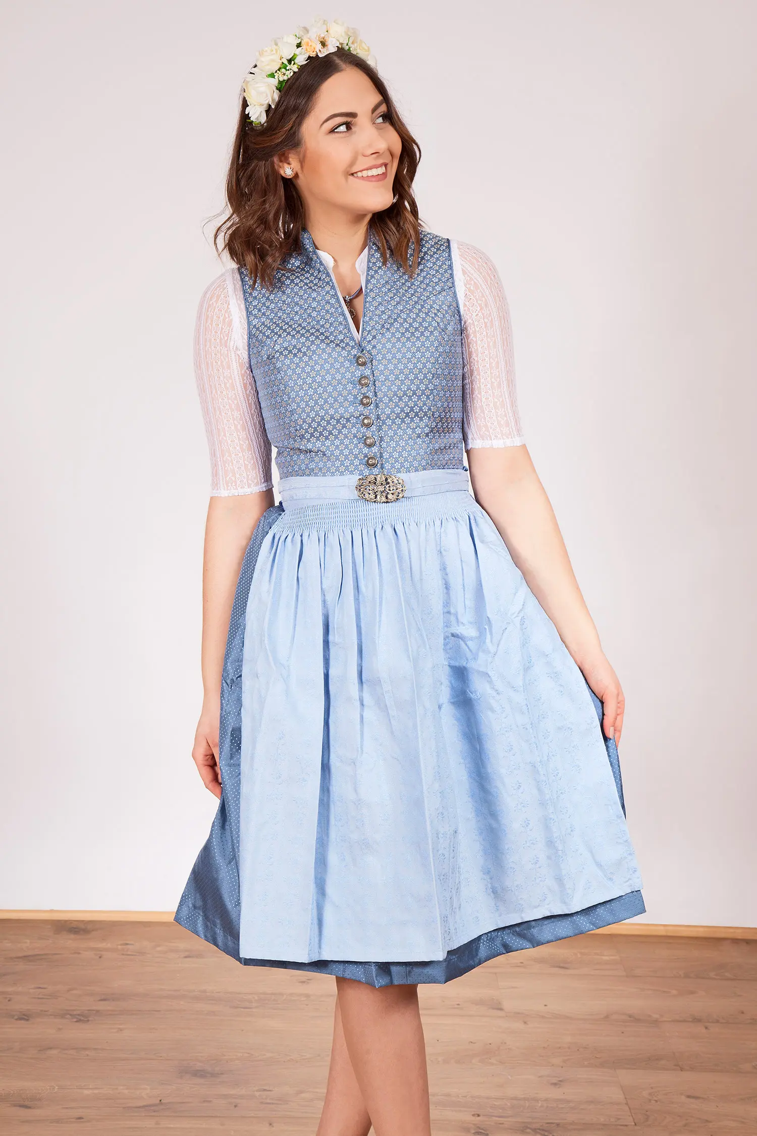 midi-dirndl-blaut-ne-3096-0053-bl7-21-03c-6556-e Midi Dirndl in verschiedenen Blautönen Model