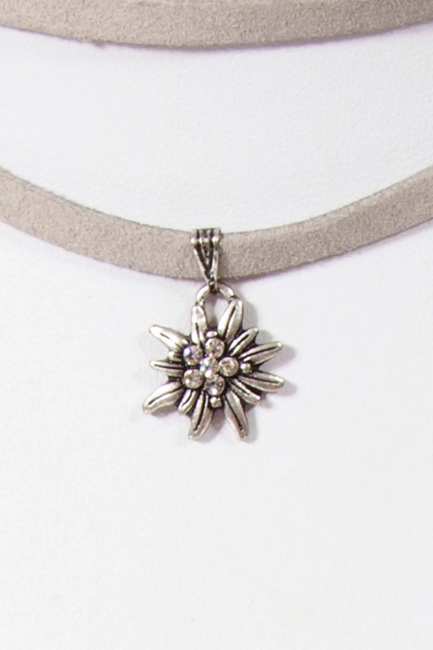 Trachtenkette zum wickeln in grau Detail