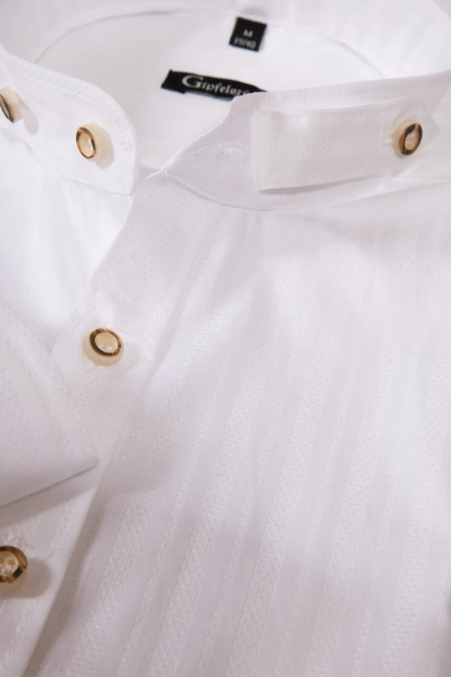 trachtenhemd-strukturiert-weiss-1502-0013-ws2-20-08d-2878-b Trachtenhemd in weiß mit Struktur und Stehkragen Kragen