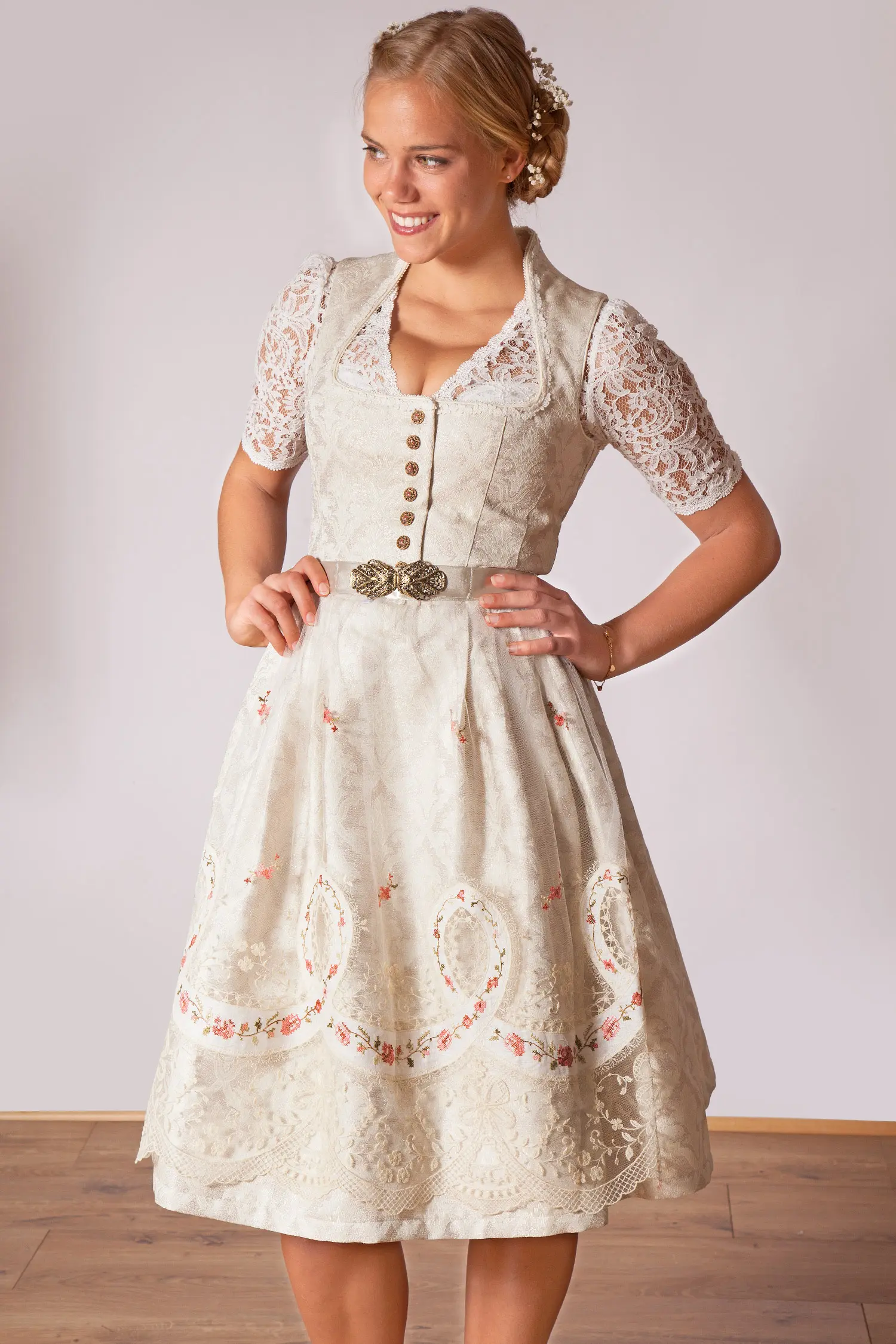 Brautdirndl in creme mit Vintage und Glamour Model