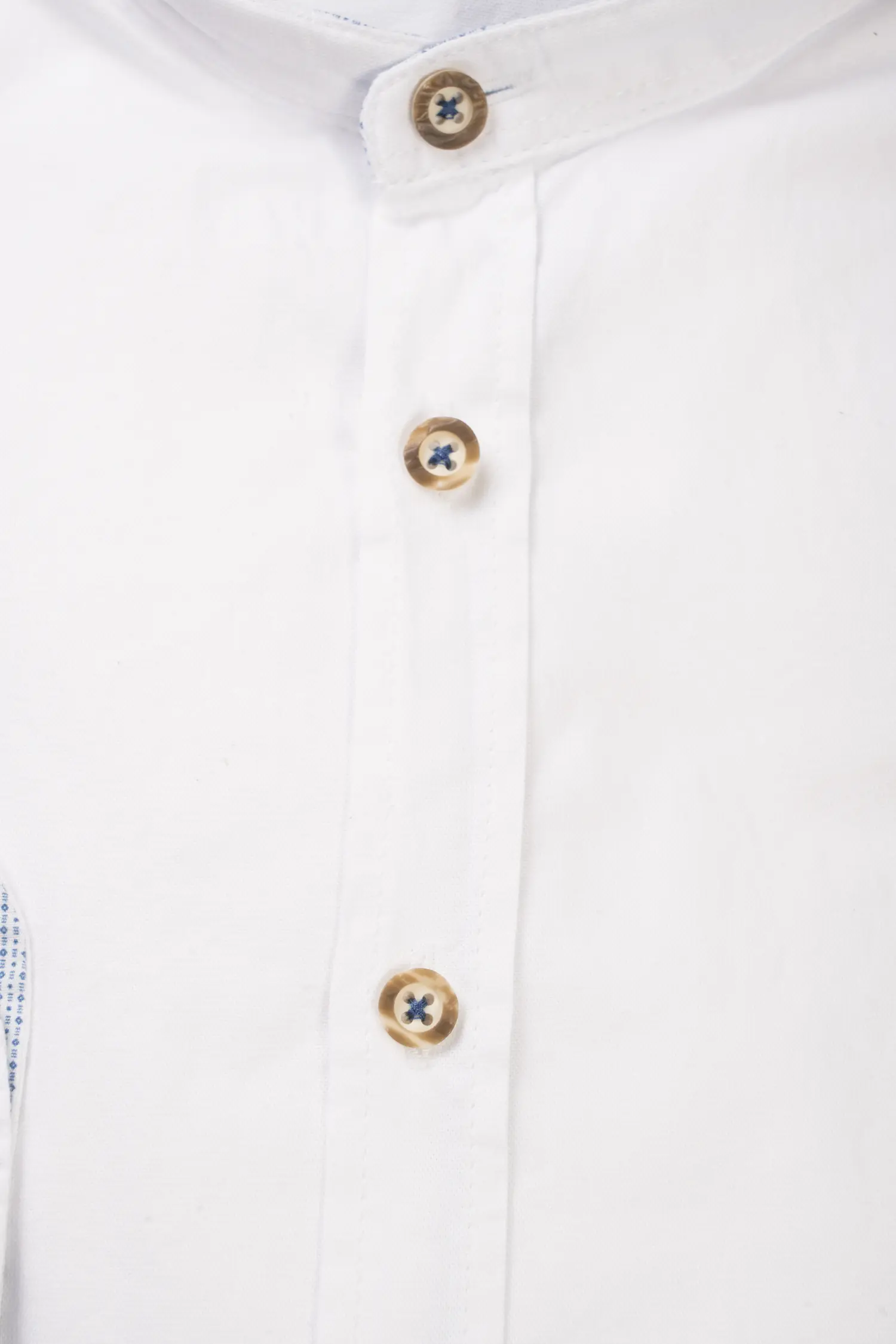 1504-0008-bl4-23-08-2402658 Trachtenhemd mit blauen Akzenten - Detail Knöpfe
