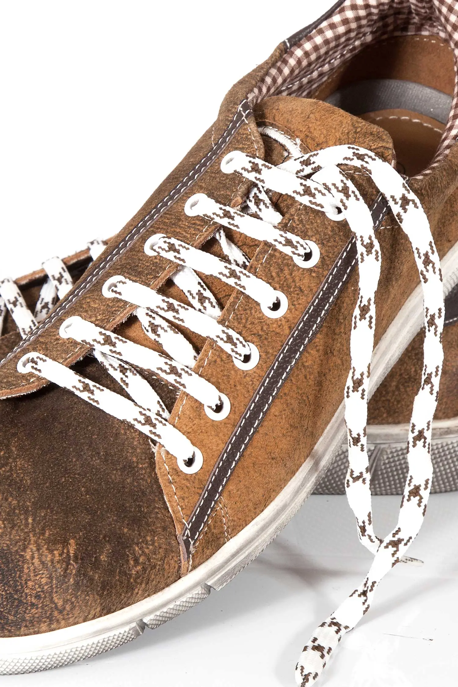 trachten-sneaker-hellbraun-1714-0007-ba3-19-05f-1001-c Trachten Sneaker Siegfried in bernstein wood Detail