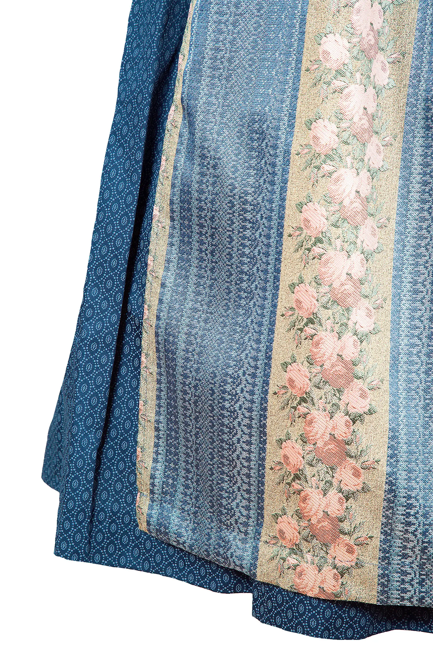 Dirndl Paris von Sissi ey! in Webstoff-Optik und malerischer Schürze - Detail Rock